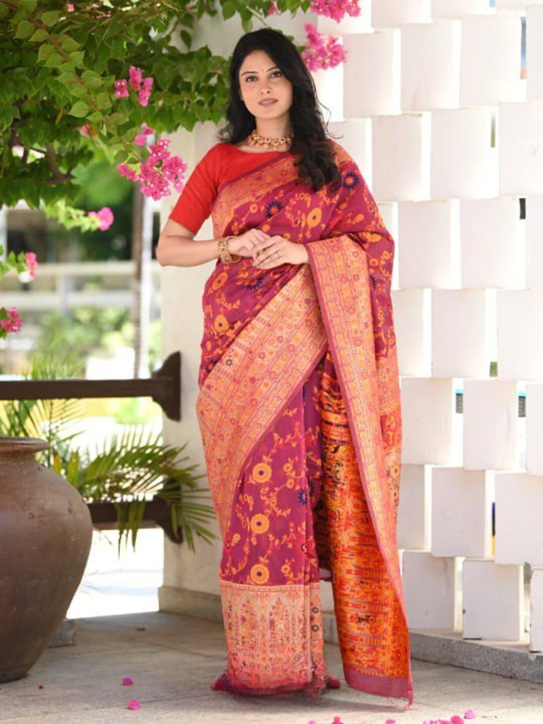 

Flosive Floral Woven Design Zari Art Silk Banarasi Saree, Red