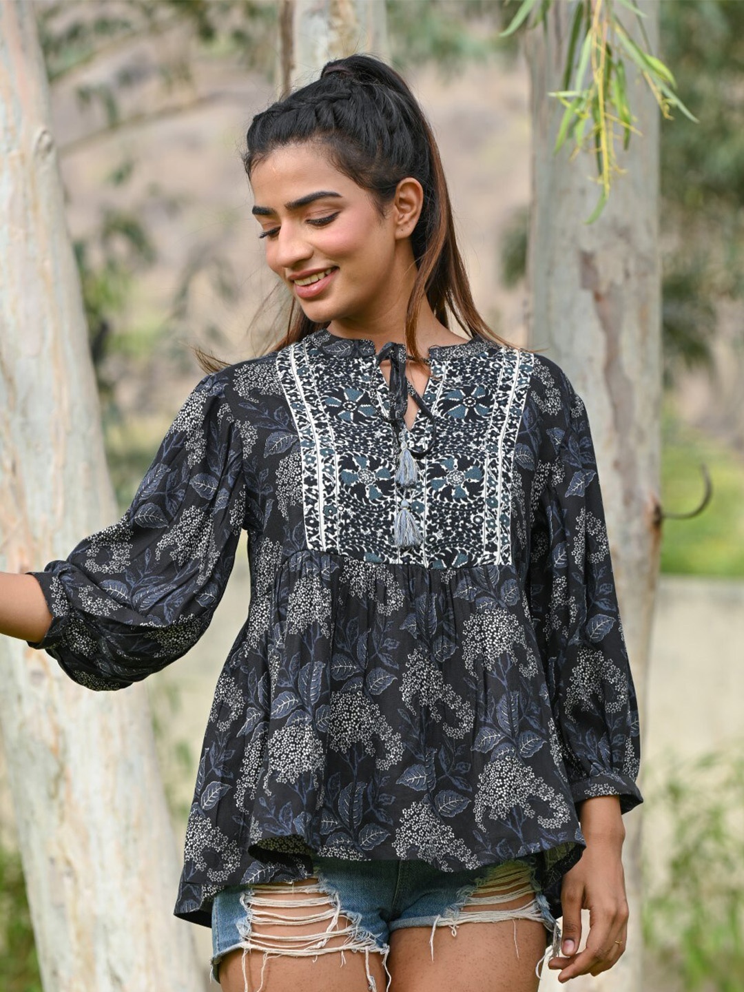 

Nyaro Mandarin Collar Puff Sleeves Floral Print Top, Black