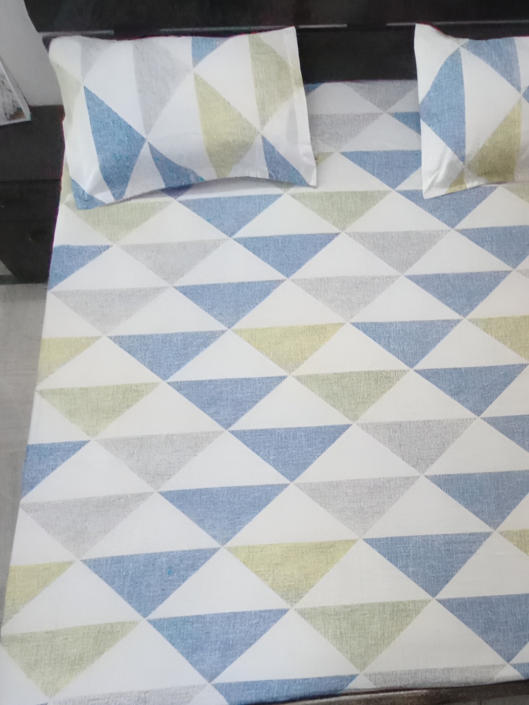 

RIDHAAN White & Blue Geometric 220 TC Queen Bedsheet with 2 Pillow Covers