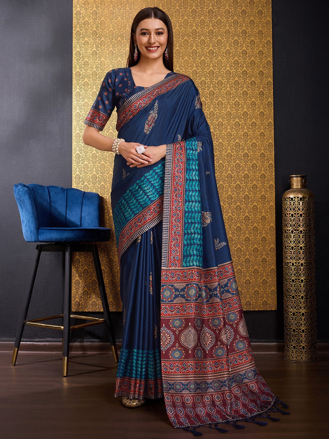 

DOI MOI Floral Printed Silk Cotton Saree, Navy blue