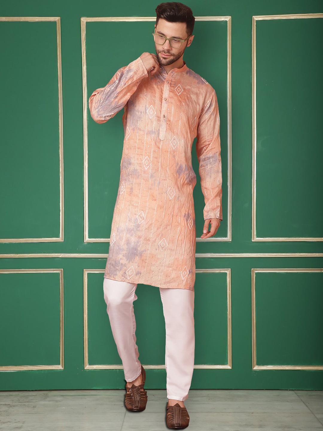 

Jompers Geometric Embroidered Mandarin Collar Sequinned Straight Kurta With Pyjama, Peach