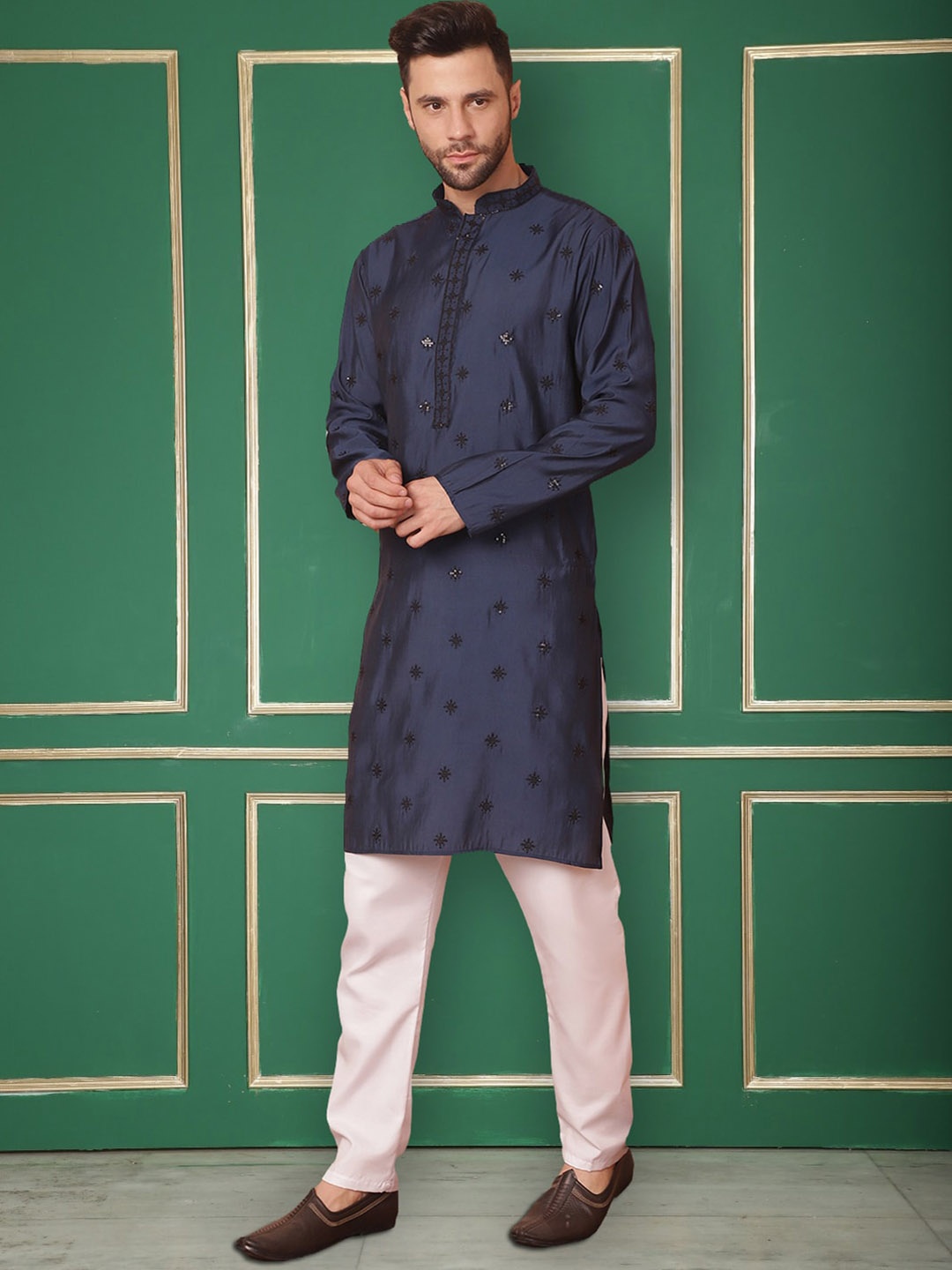 

Jompers Floral Embroidered Regular Chikankari Kurta with Pyjamas, Navy blue