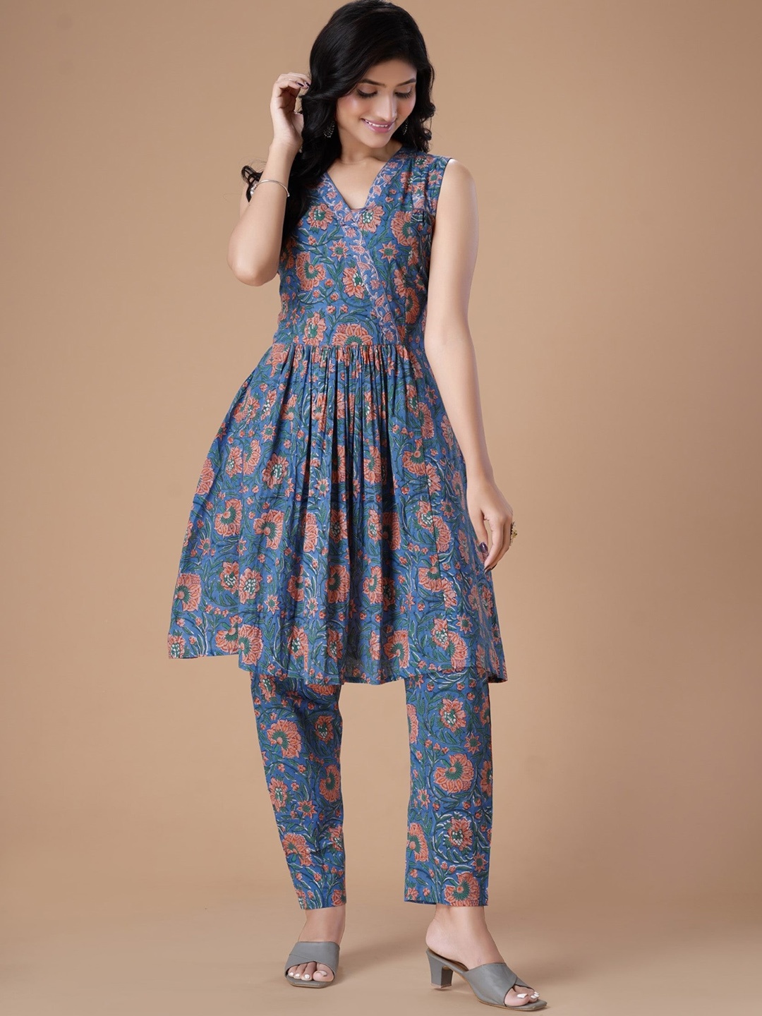 

SajiSaheli Floral Printed V-Neck Sleeveless Pure Cotton Kurta With Trousers & Dupatta, Blue