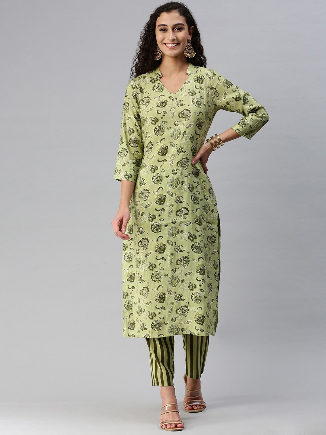 

KALINI Floral Printed Mandarin Collar Straight Kurta With Trousers, Green
