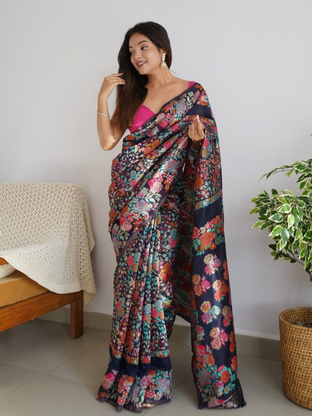 

ESOMIC EXPORT Floral Woven Design Banarasi Saree, Black