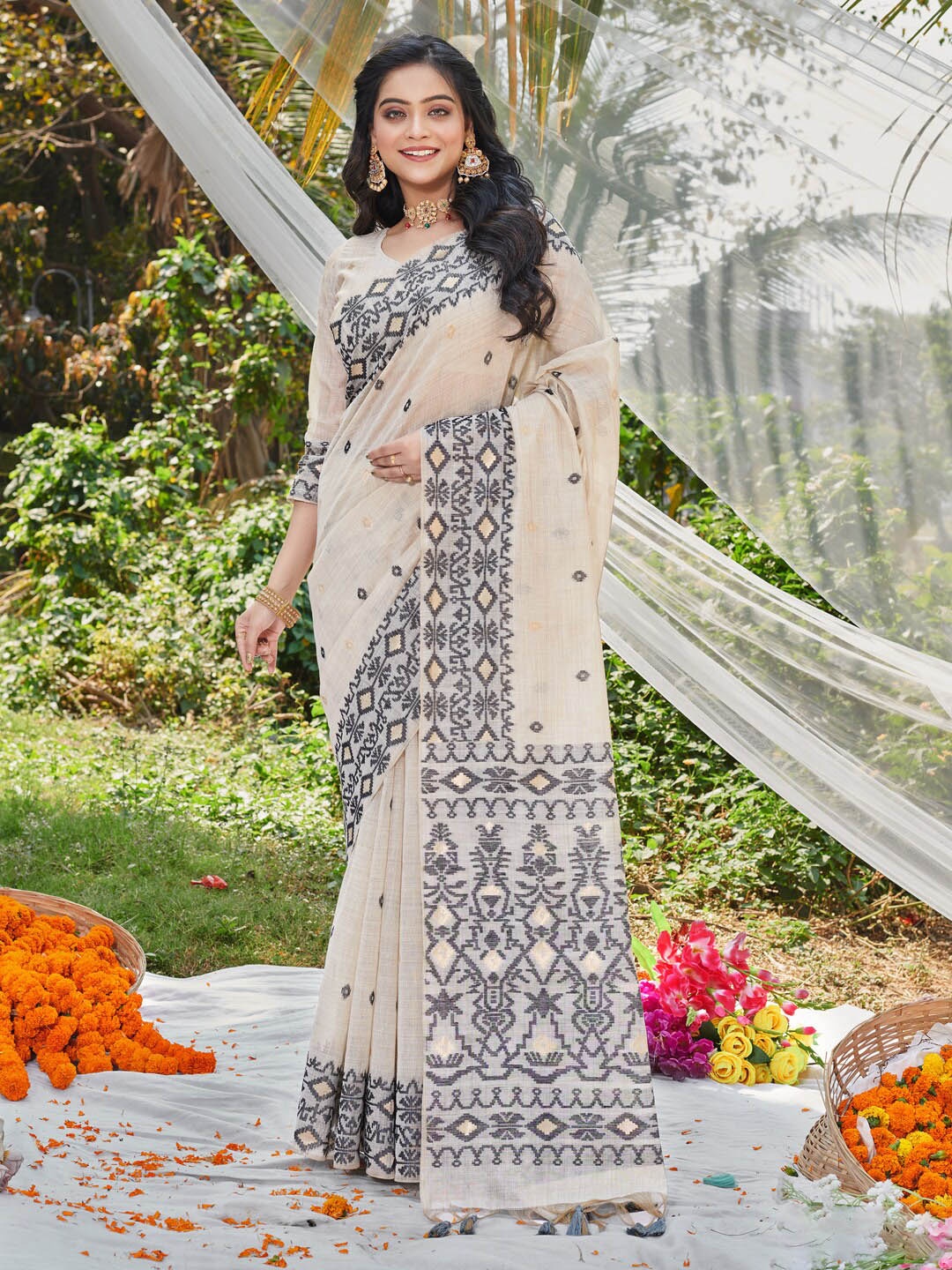 

SANGAM PRINTS Floral Woven Design Saree, White