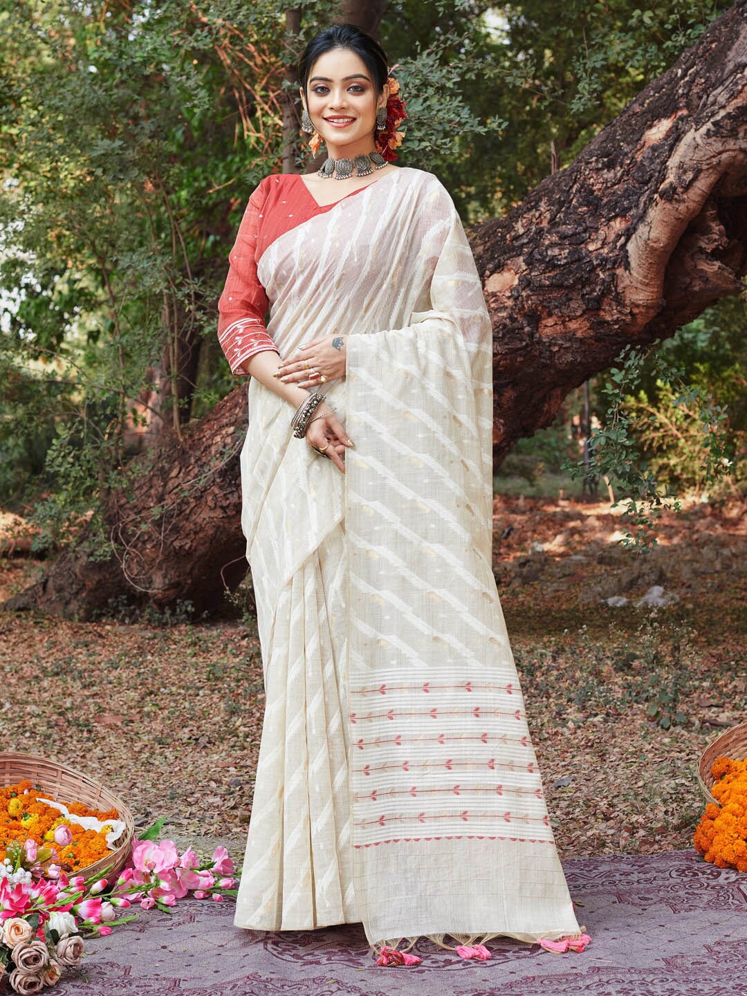 

SANGAM PRINTS Striped Woven Design Cotton Blend Saree, White