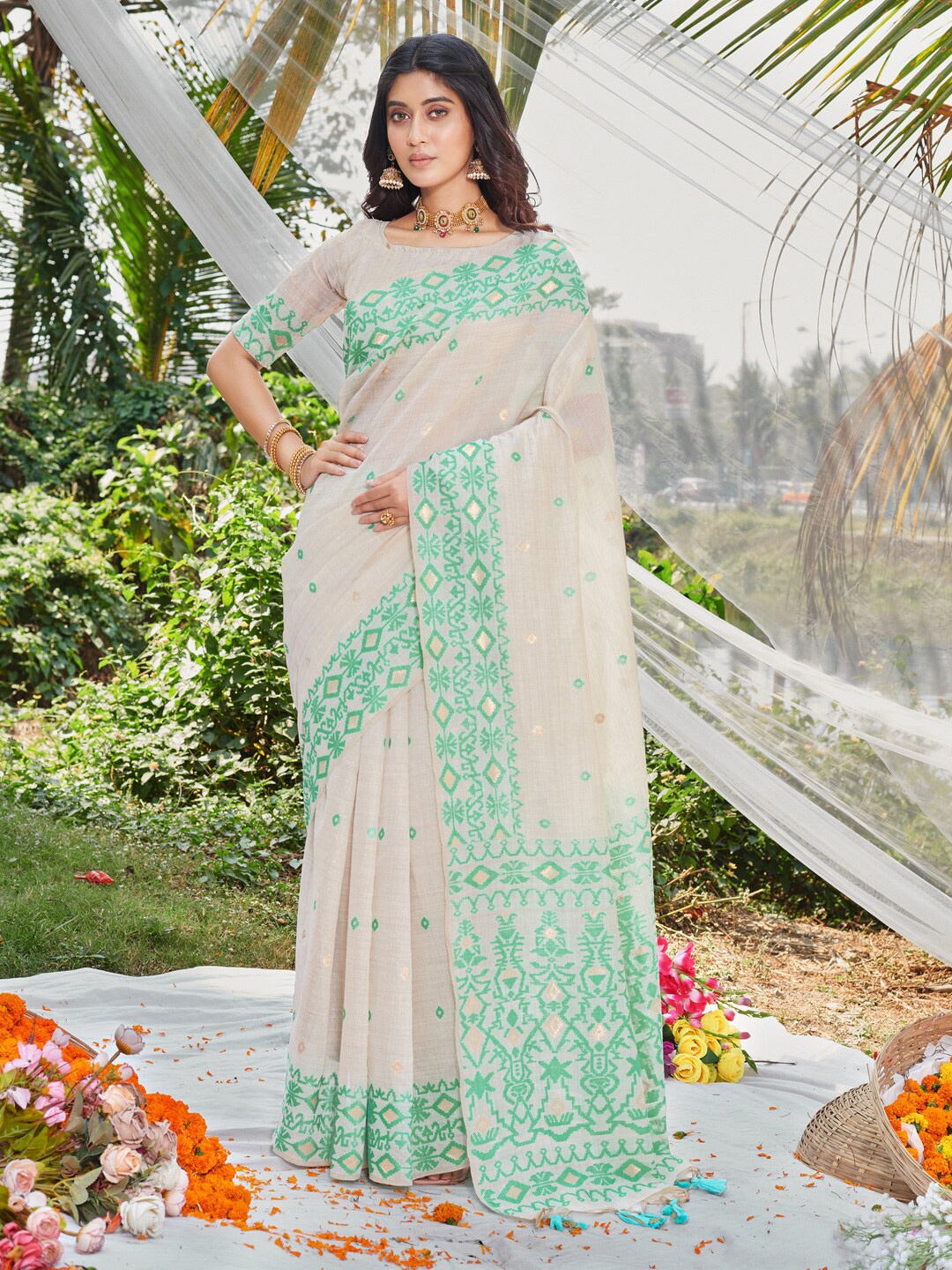 

SANGAM PRINTS Geometric Woven Design Saree, White