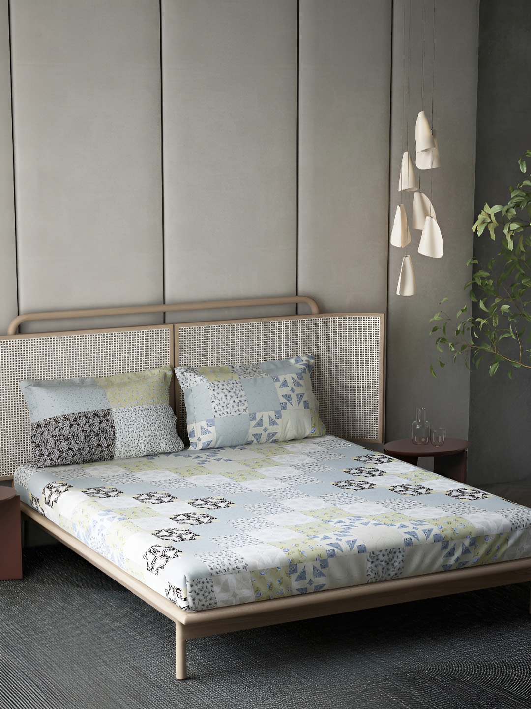 

DDecor Blue & White 4 Pieces Ethnic Motifs Cotton 136 TC Double King Regular Bedding Set