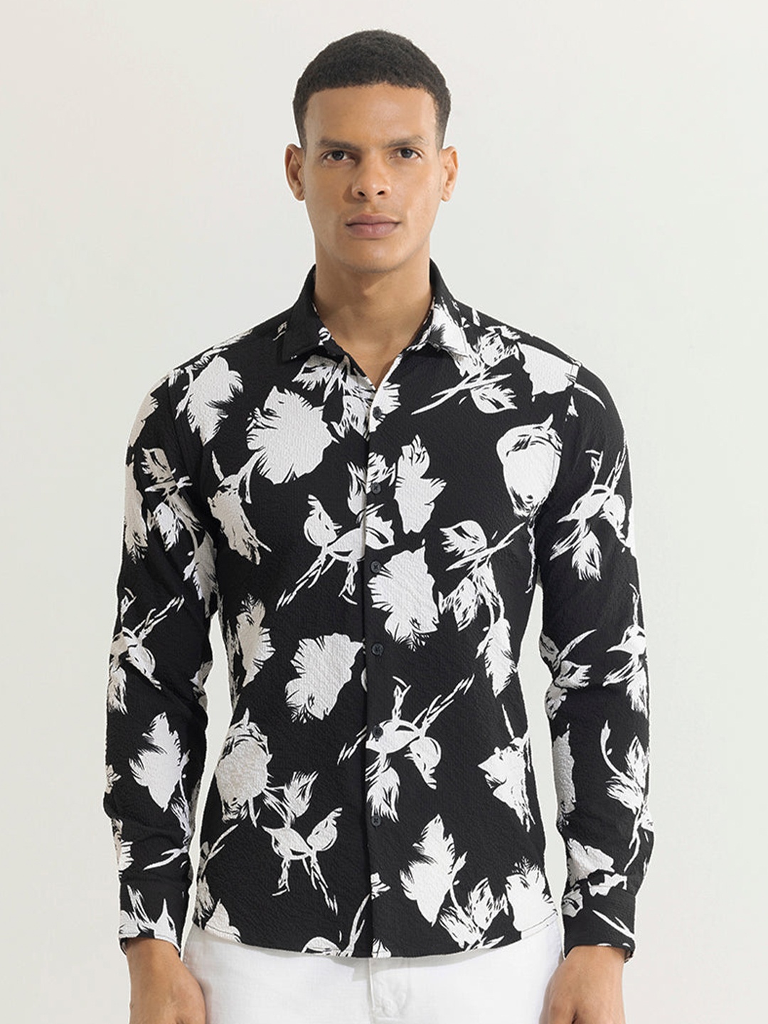 

Snitch Black Classic Slim Fit Floral Printed Opaque Casual Shirt