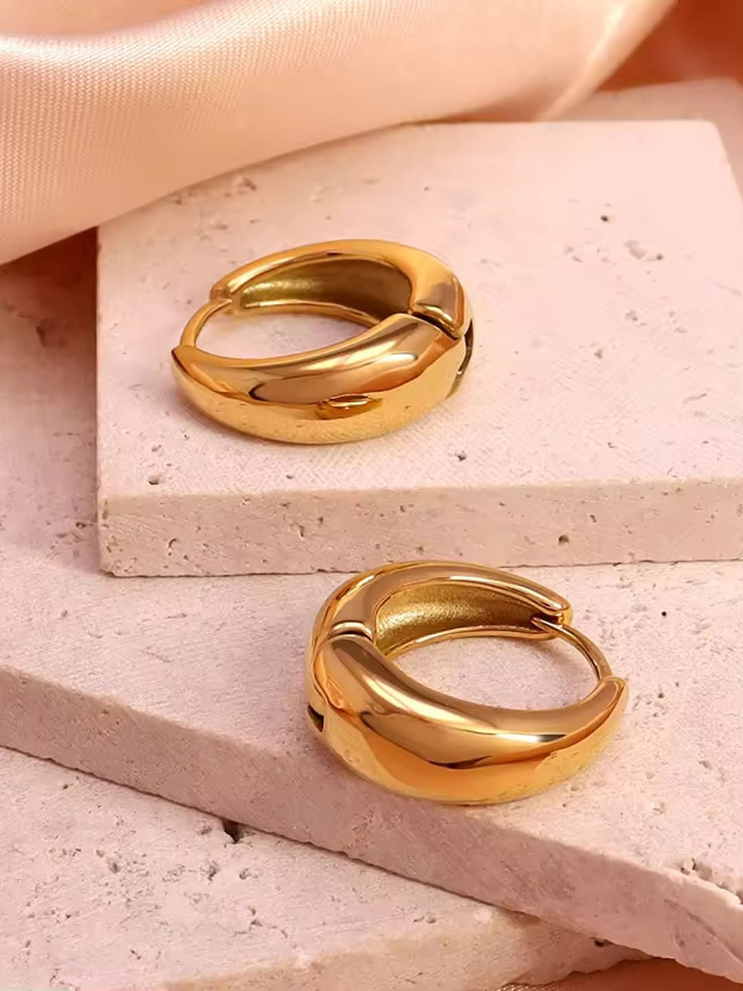 

VAGHBHATT Stainless Steel Chunk Gold-Plated Circular Hoop Earrings