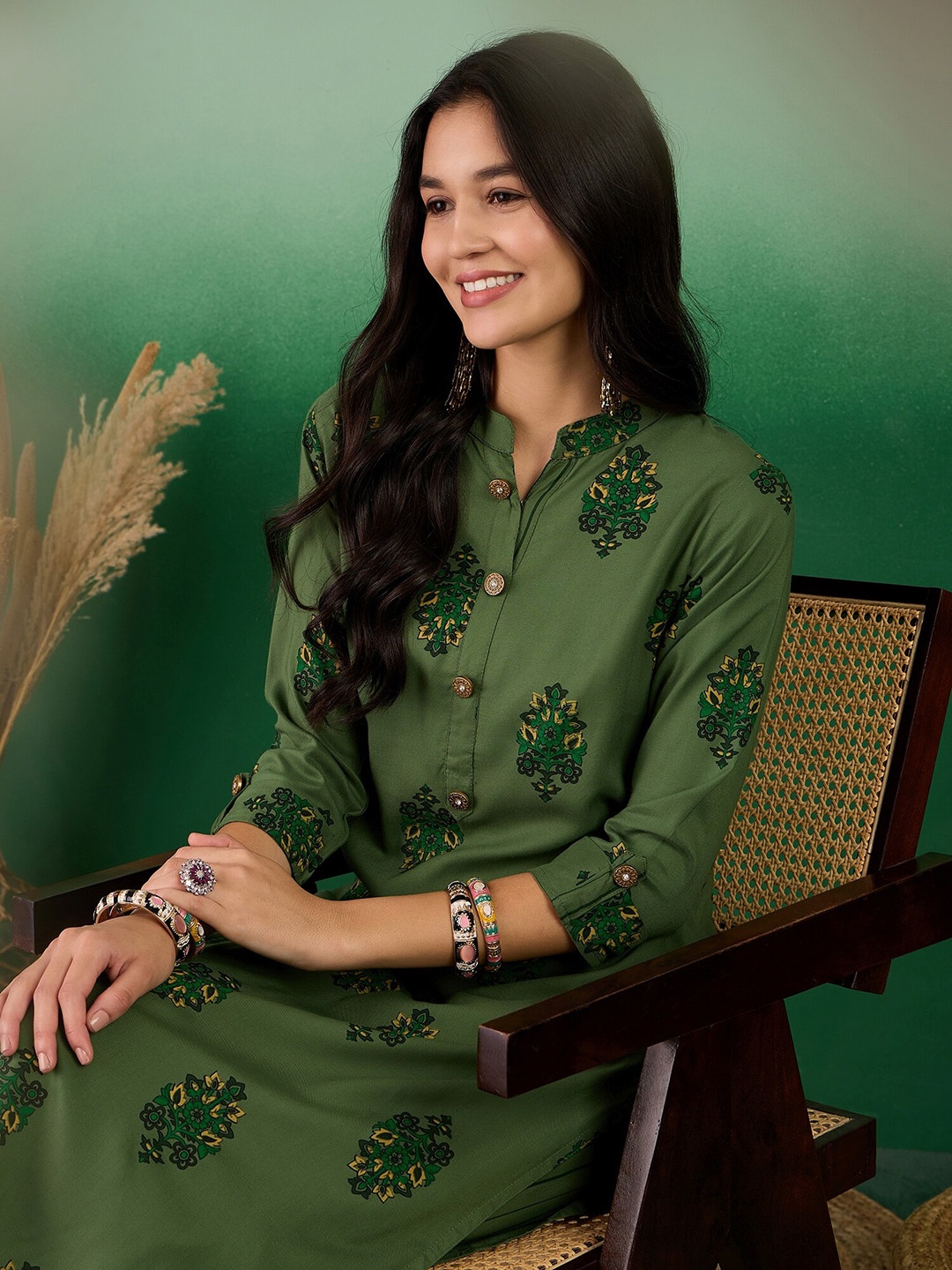 

Sangria Floral Printed Mandarin Collar Straight Kurta With Trousers, Green