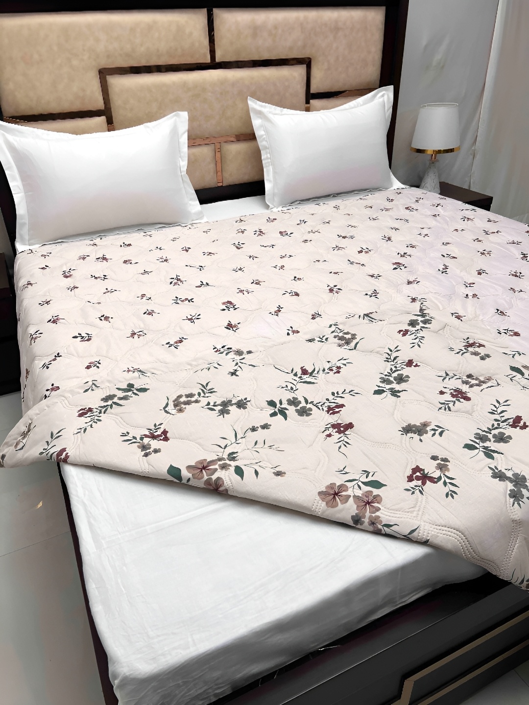 

Pure Decor Cream & Maroon Floral AC Room Double Bed Comforter