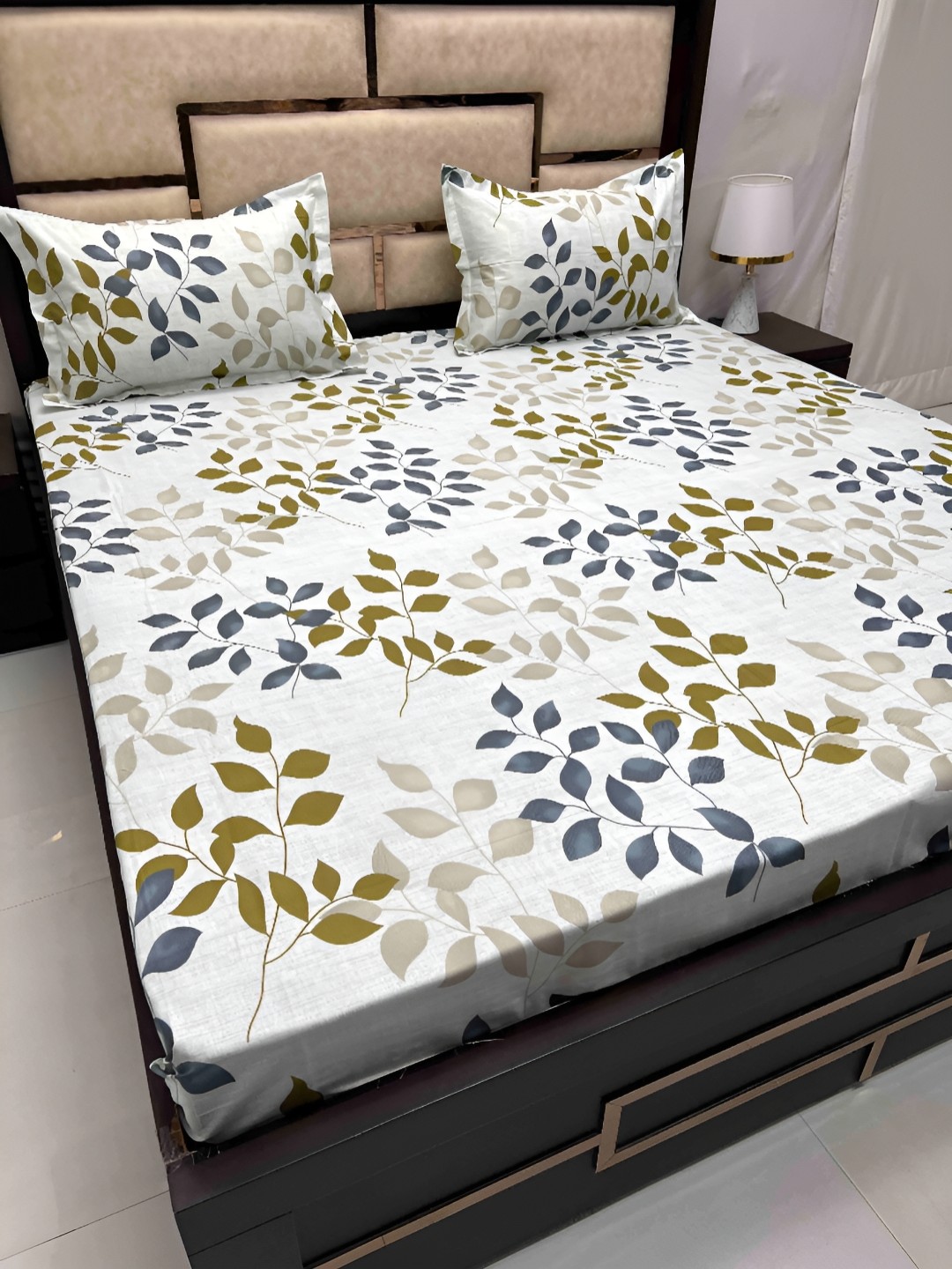 

Pure Decor Blue & White Floral Cotton 330 TC King Bedsheet with 2 Pillow Covers