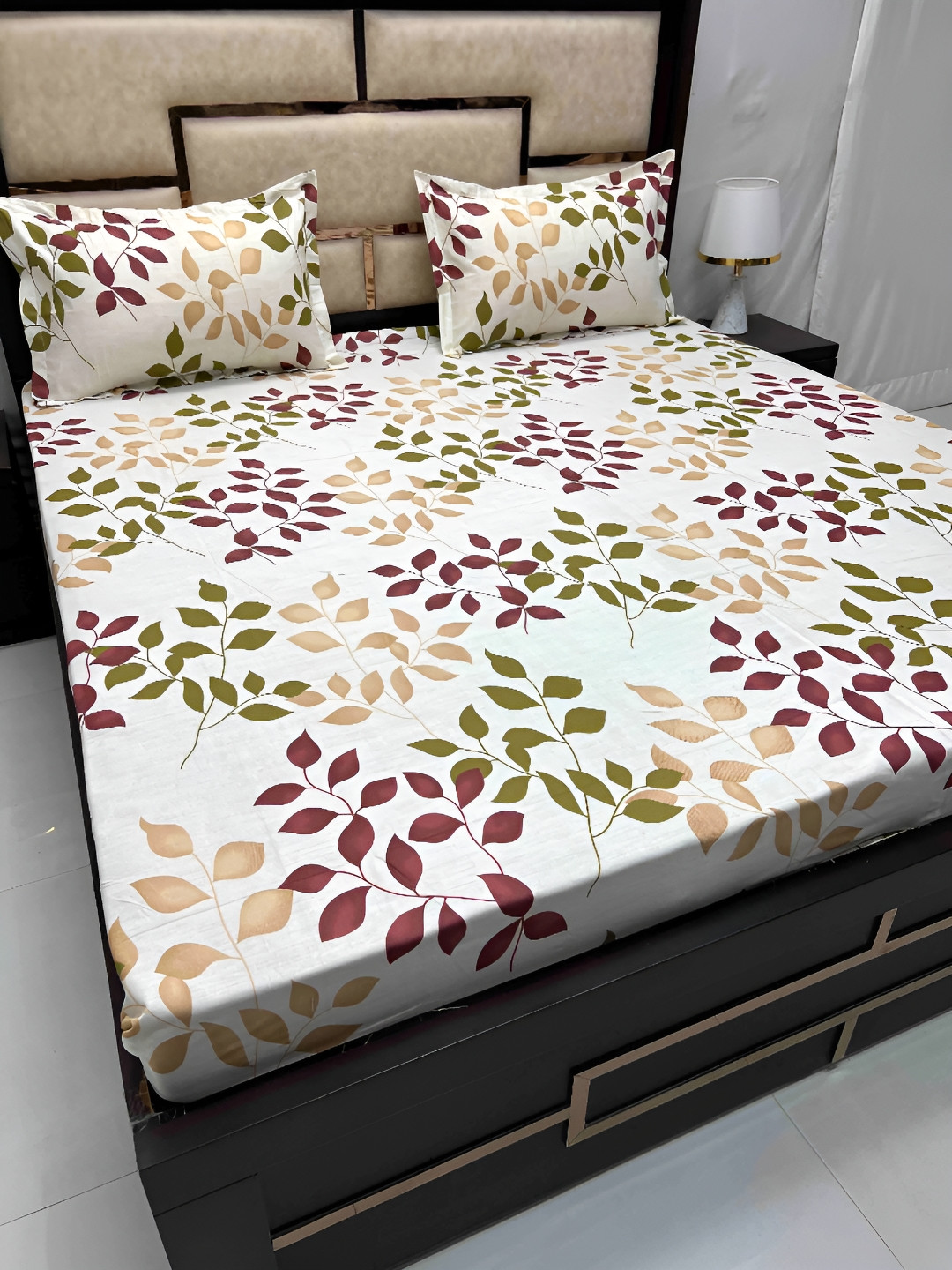 

Pure Decor White & Green Floral 330 TC Cotton King Bedsheet with 2 Pillow Covers