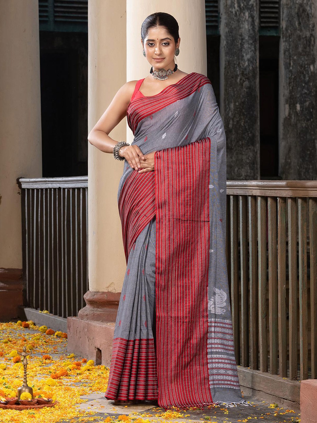 

Angoshobha Ethnic Motifs Woven Design Pure Cotton Jamdani Saree, Grey