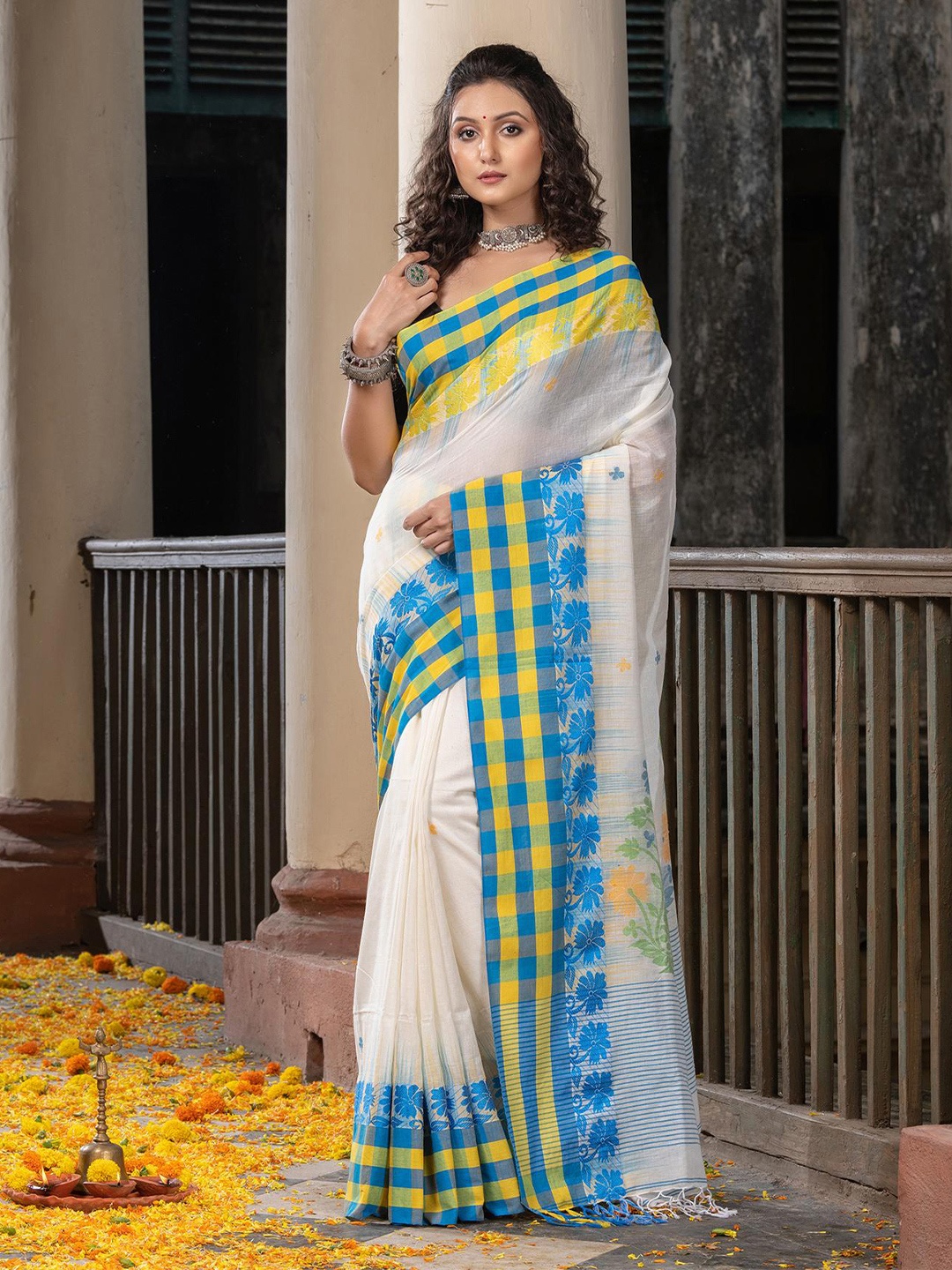 

Angoshobha Woven Design Pure Cotton Jamdani Saree, White