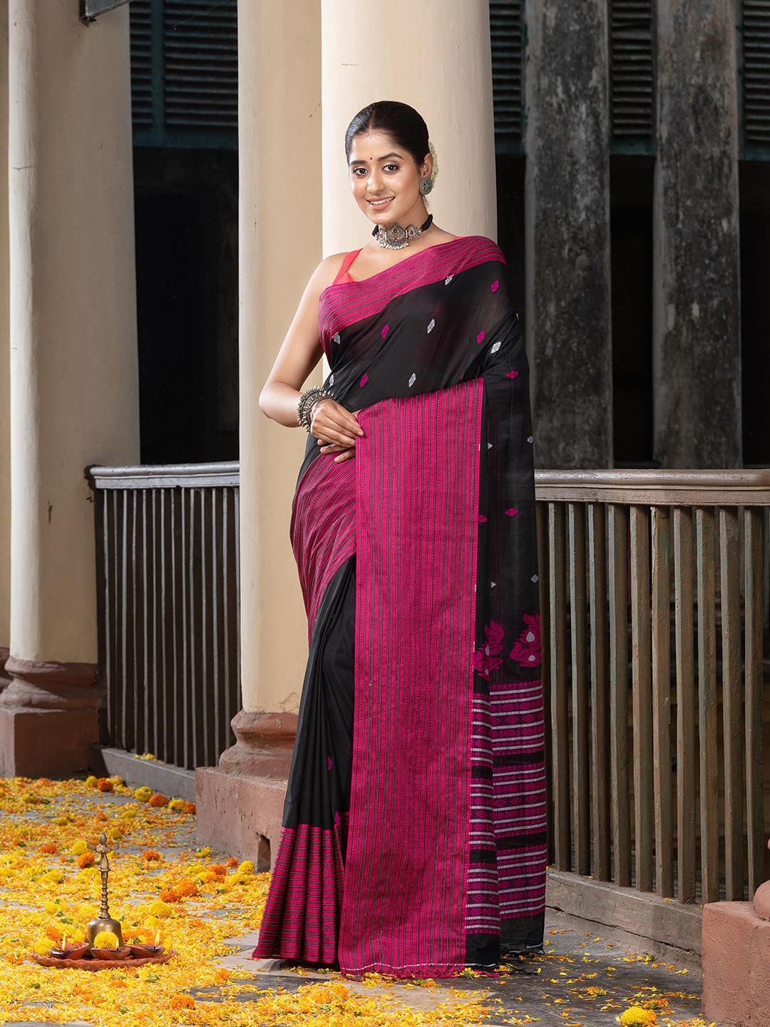 

Angoshobha Ethnic Motifs Woven Design Pure Cotton Jamdani Saree, Black