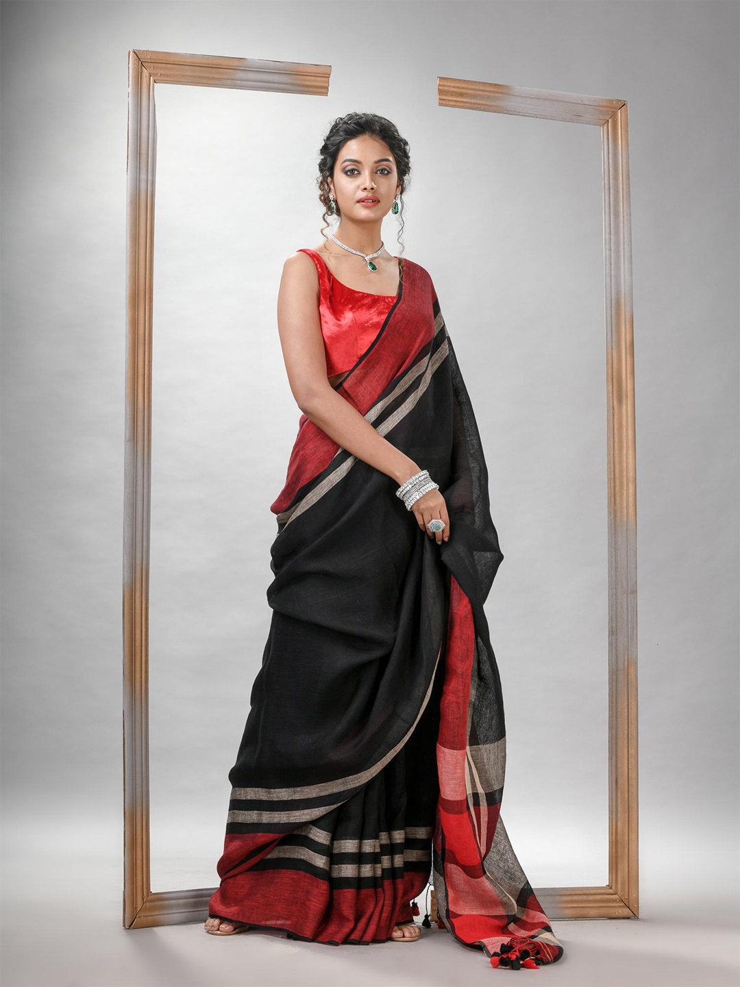 

Angoshobha Striped Pure Linen Saree, Black