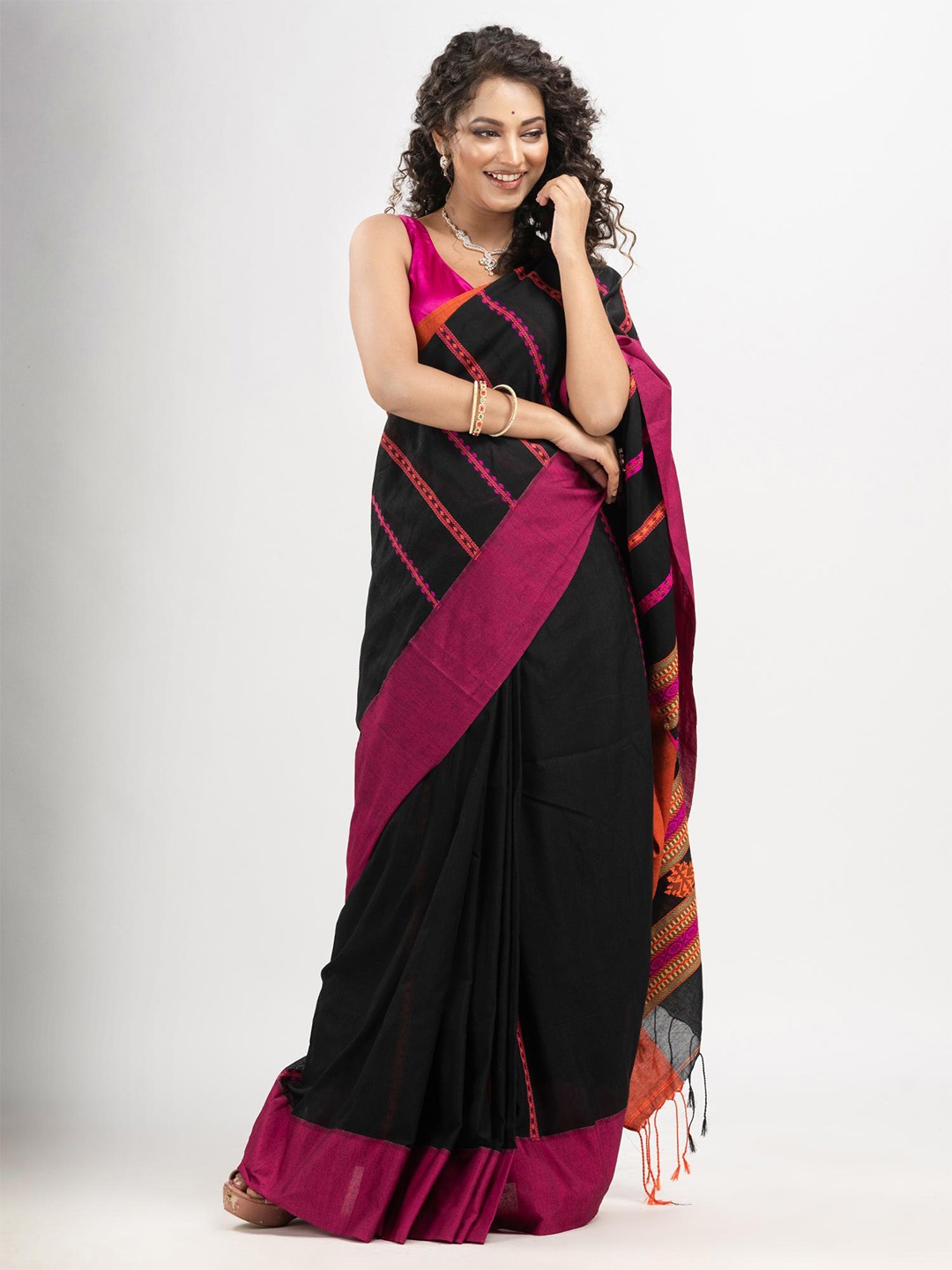 

Angoshobha Ethnic Motifs Woven Design Pure Cotton Saree, Black