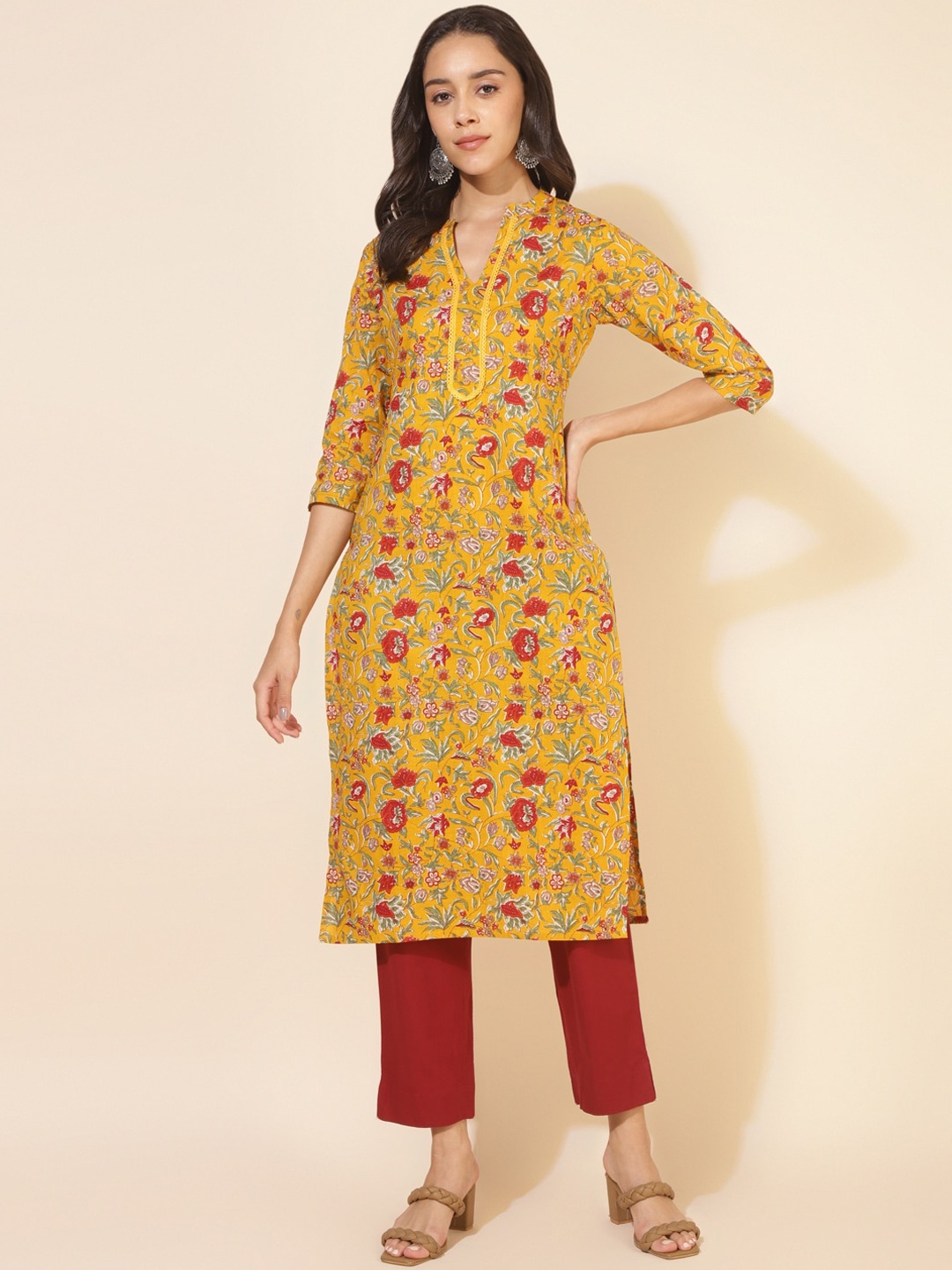 

Janasya Floral Printed Regular Straight Kurta, Mustard