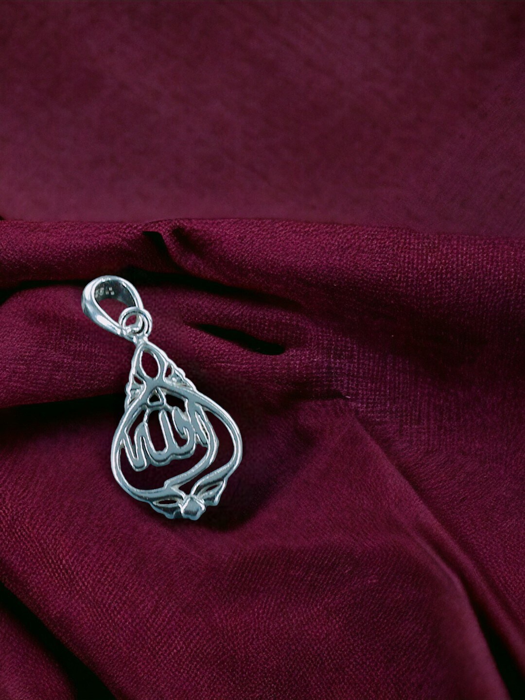 

Taraash 925 Sterling Silver Contemporary Pendant