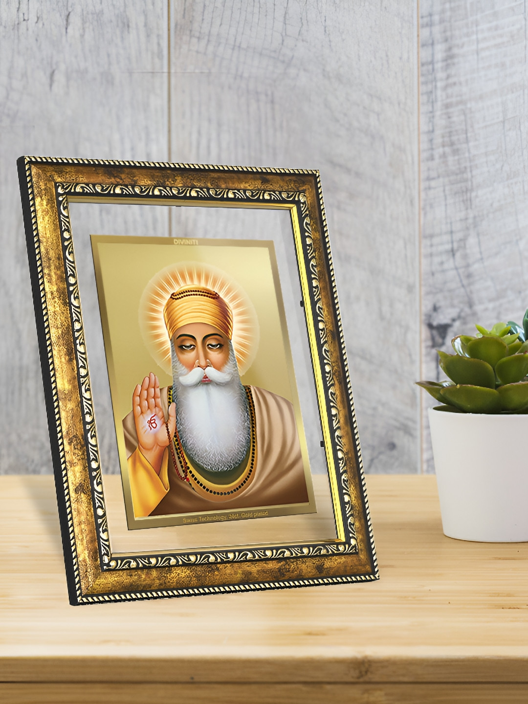

DIVINITI Gold-Toned & Black Glass Table Photo Frames