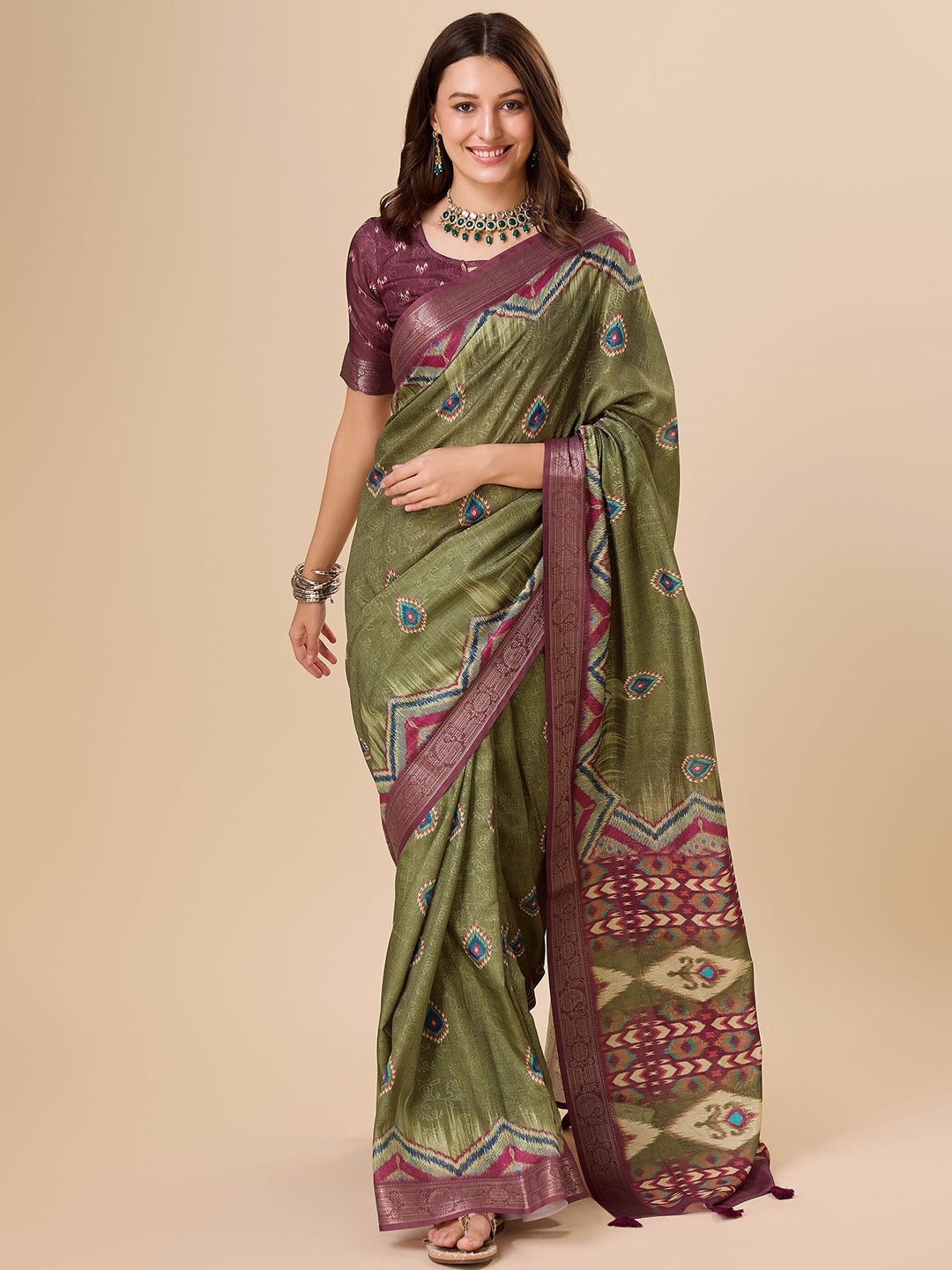 

Rekha Maniyar Ethnic Motifs Zari Art Silk Saree, Green