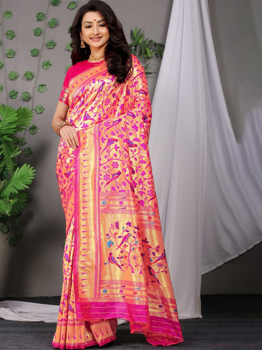 

Kandora Floral Woven Design Zari Pure Silk Paithani Saree, Pink