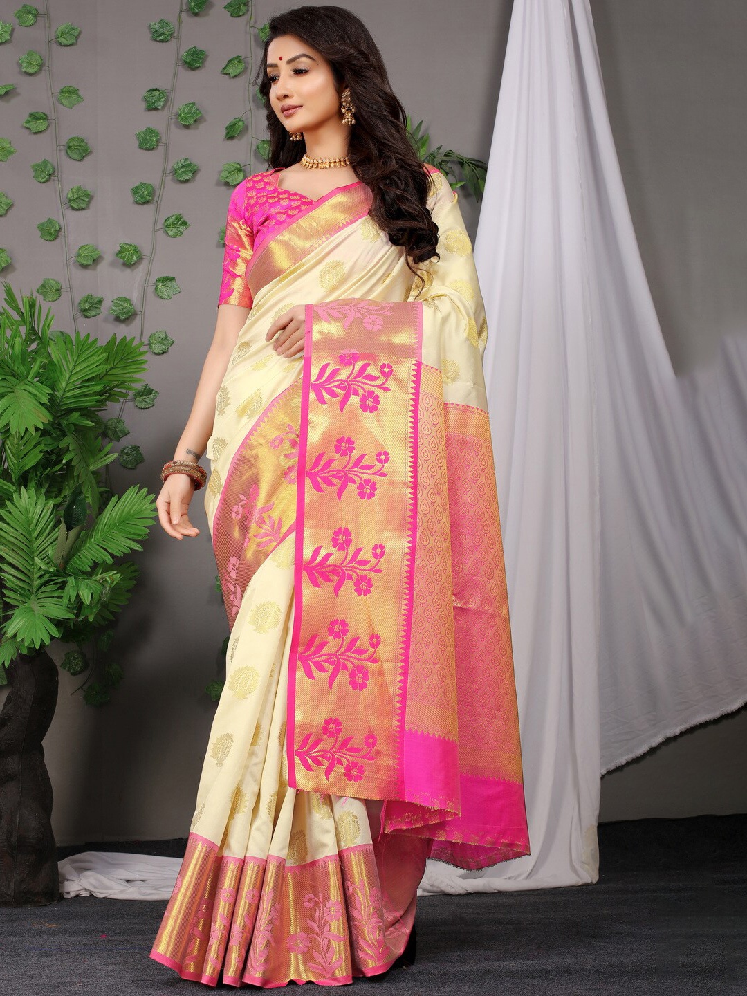 

Kandora Floral Zari Pure Silk Banarasi Saree, Beige