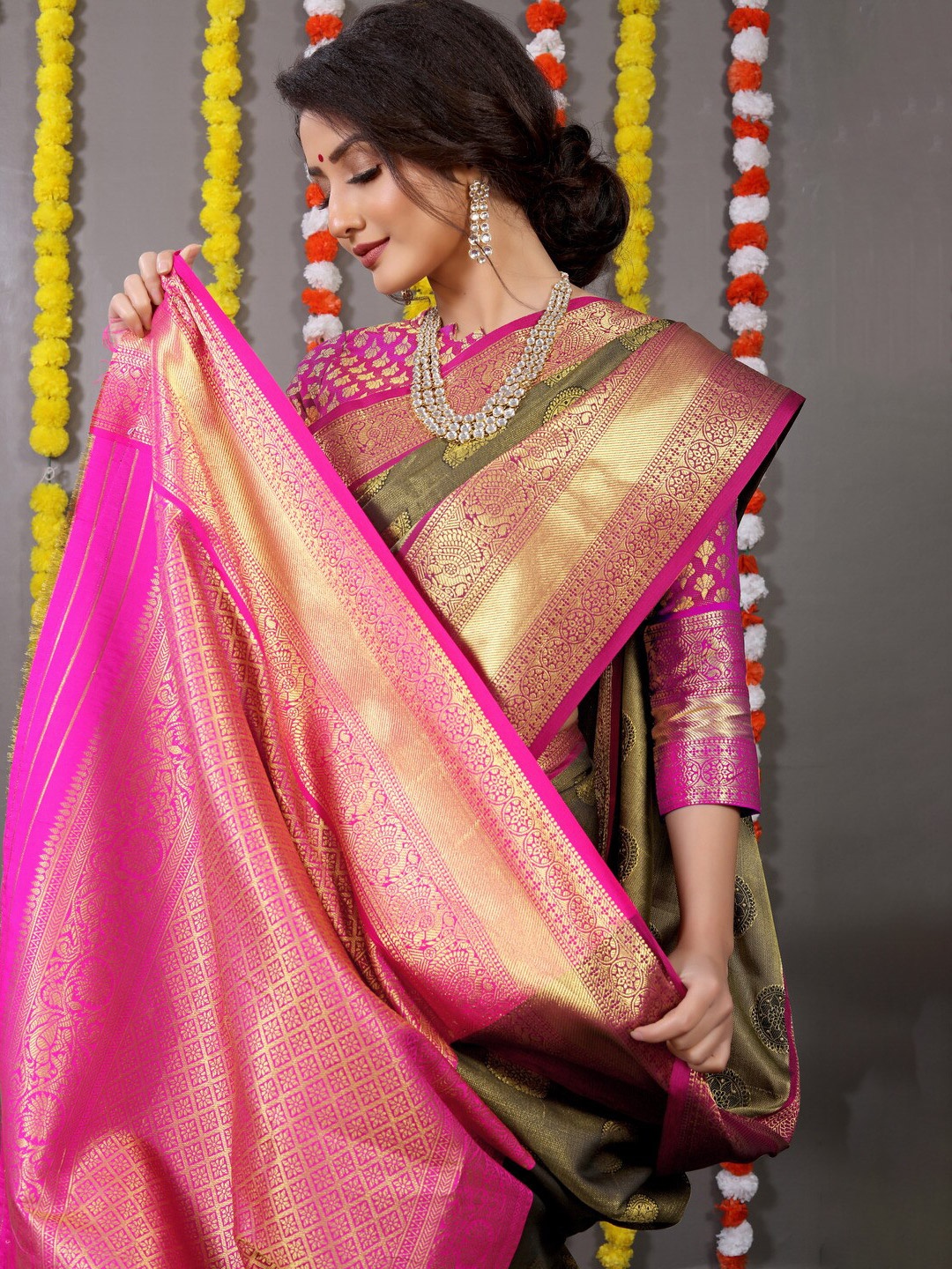 

Kandora Floral Woven Design Zari Pure Silk Banarasi Saree, Lime green