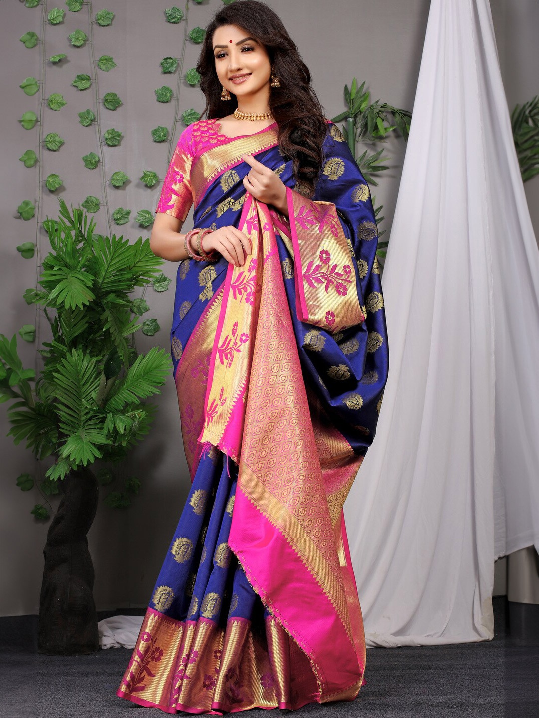 

Kandora Floral Woven Design Zari Pure Silk Banarasi Saree, Navy blue