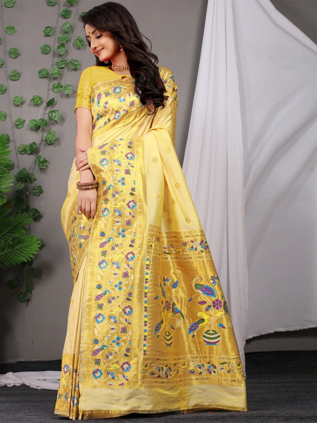 

Kandora Floral Woven Design Pure Silk Paithani Saree, Yellow