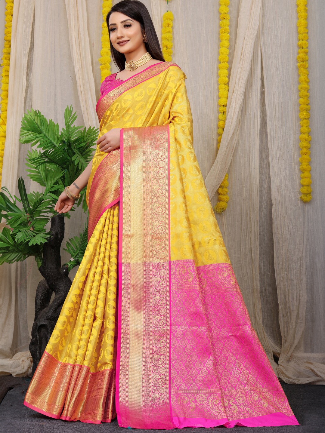 

Kandora Woven Design Pure Silk Banarasi Saree, Yellow