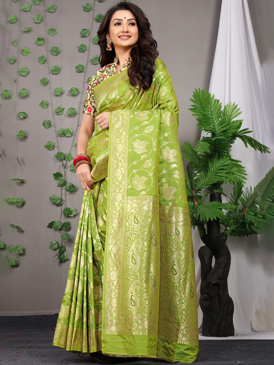 

Kandora Floral Zari Pure Silk Banarasi Saree, Green