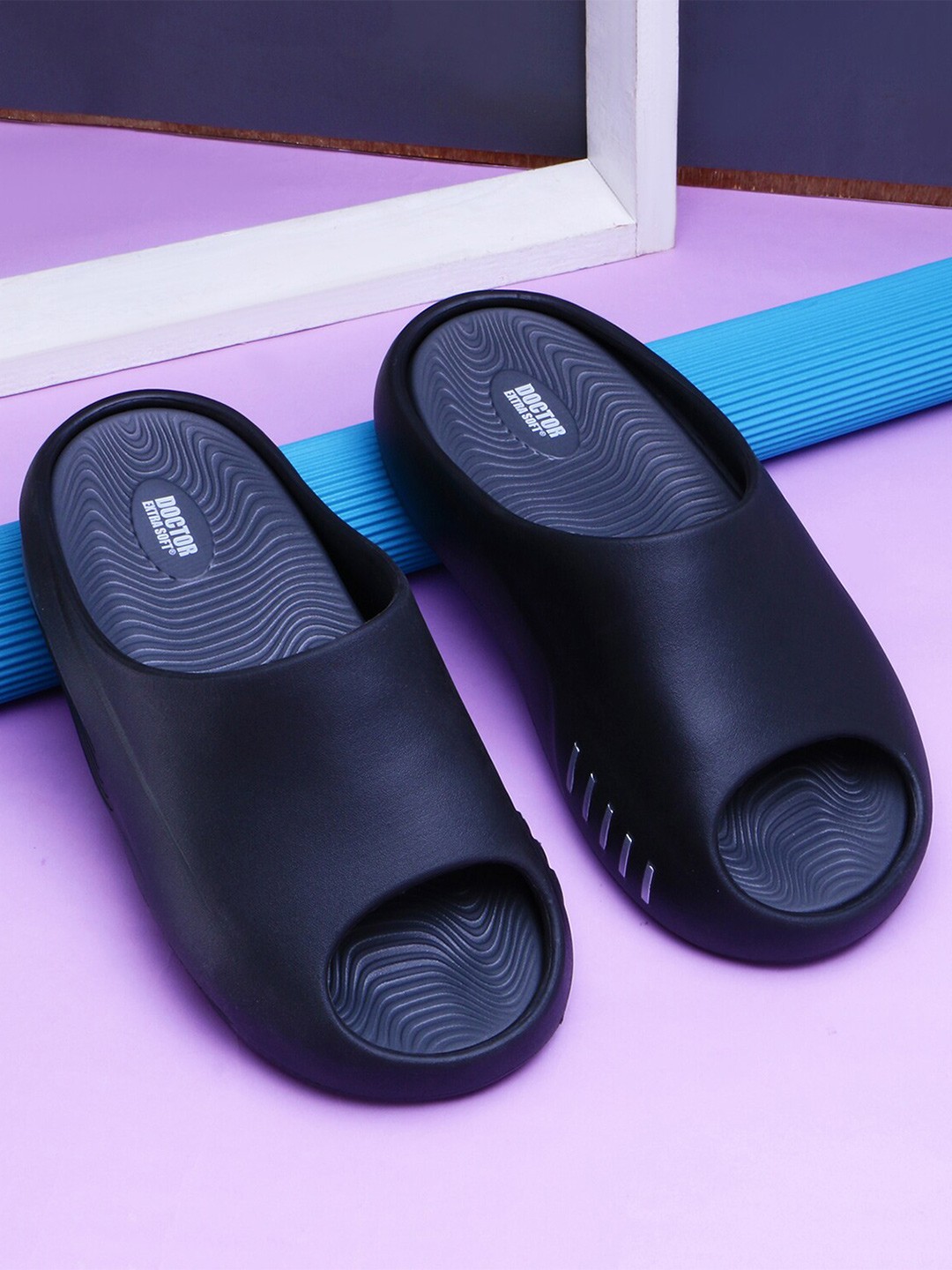 

DOCTOR EXTRA SOFT Men Rubber Sliders, Black