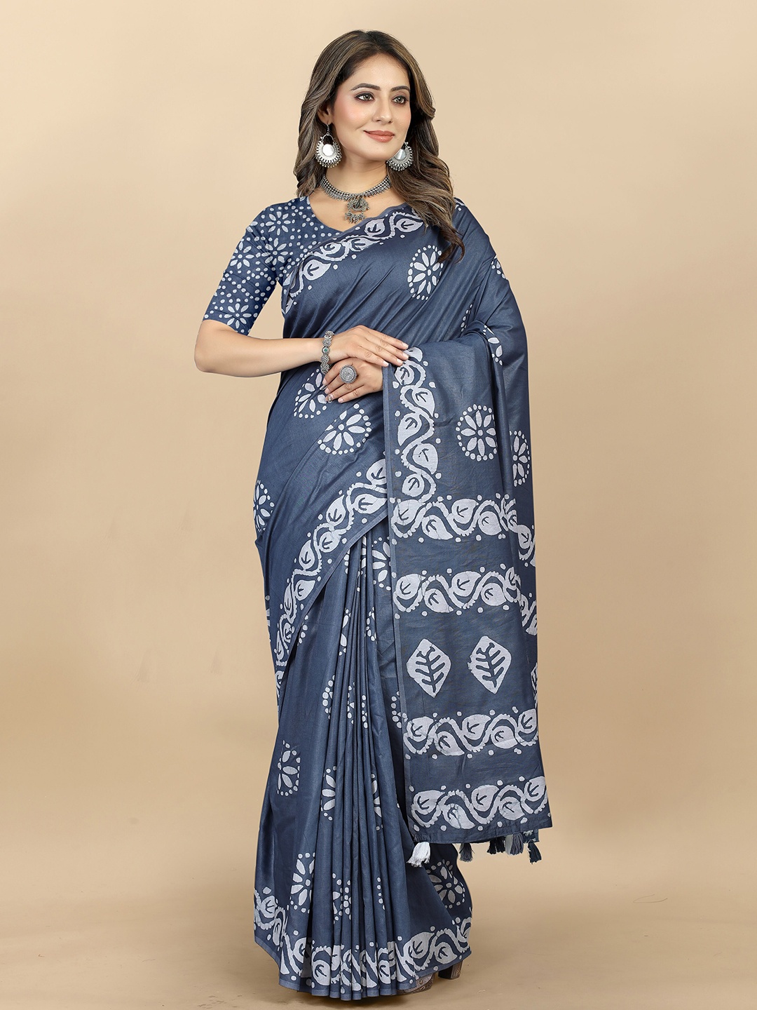 

KALINI Batik Printed Saree, Grey