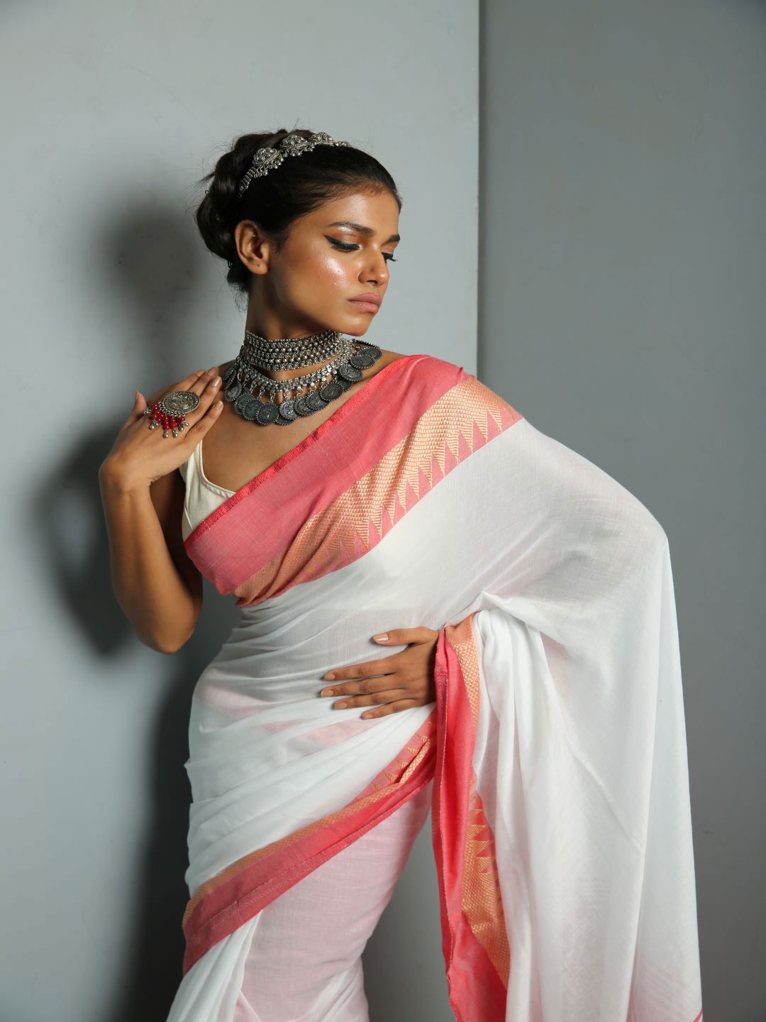 

HERE&NOW White Geometric Woven Design Zari Narayan Peth Saree