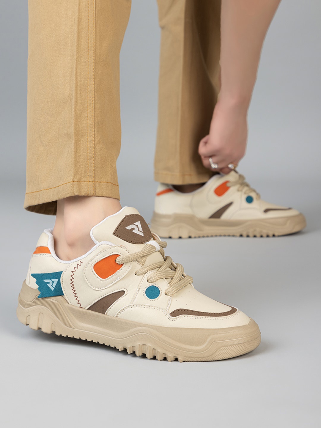 

RUN SEVEN Men Colourblocked Lightweight Sneakers, Off white