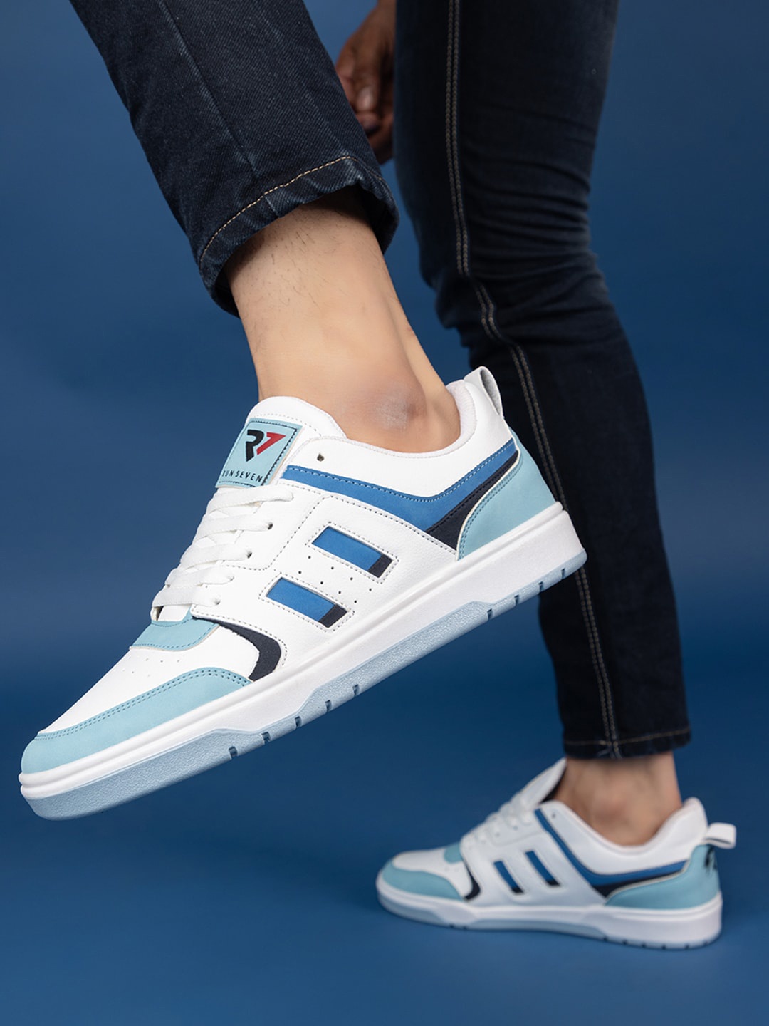 

RUN SEVEN Men Colourblocked Lightweight Sneakers, Blue