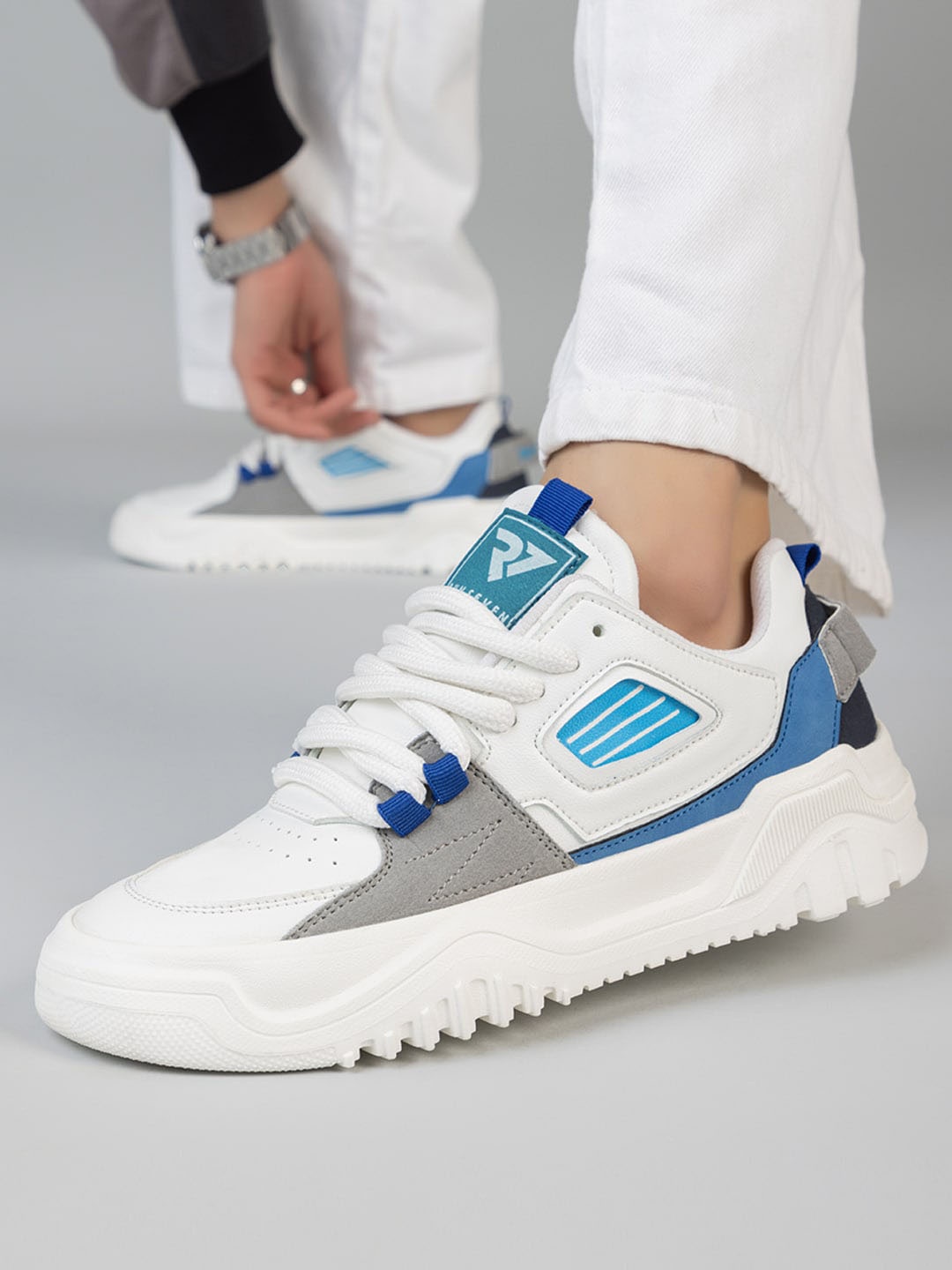 

RUN SEVEN Men Colourblocked Lightweight Sneakers, White