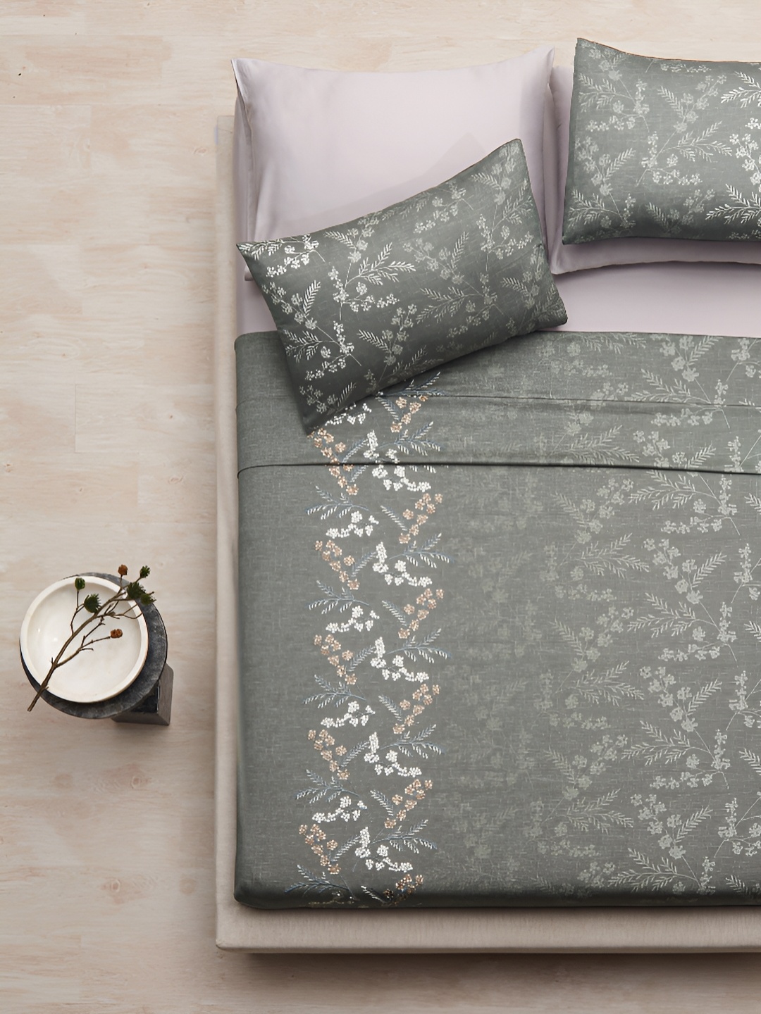 

DDecor Grey & White Floral 210 TC King Bedsheet with 2 Pillow Covers