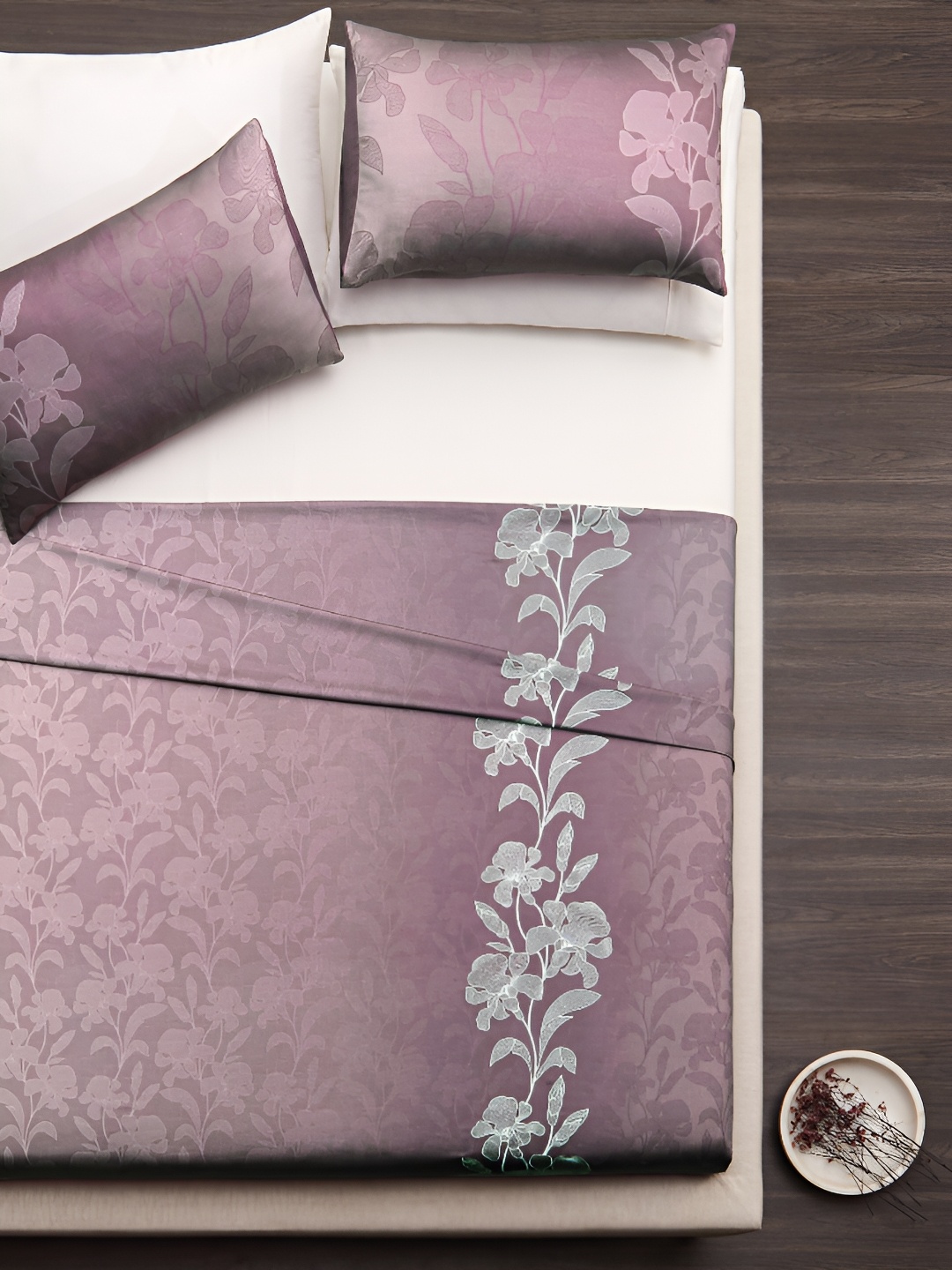 

DDecor Purple & White Floral 210 TC King Bedsheet with 2 Pillow Covers