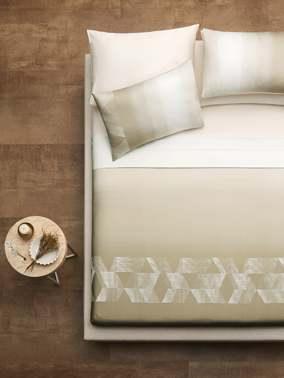 

DDecor Beige & White 210 TC King Bedsheet with 2 Pillow Covers