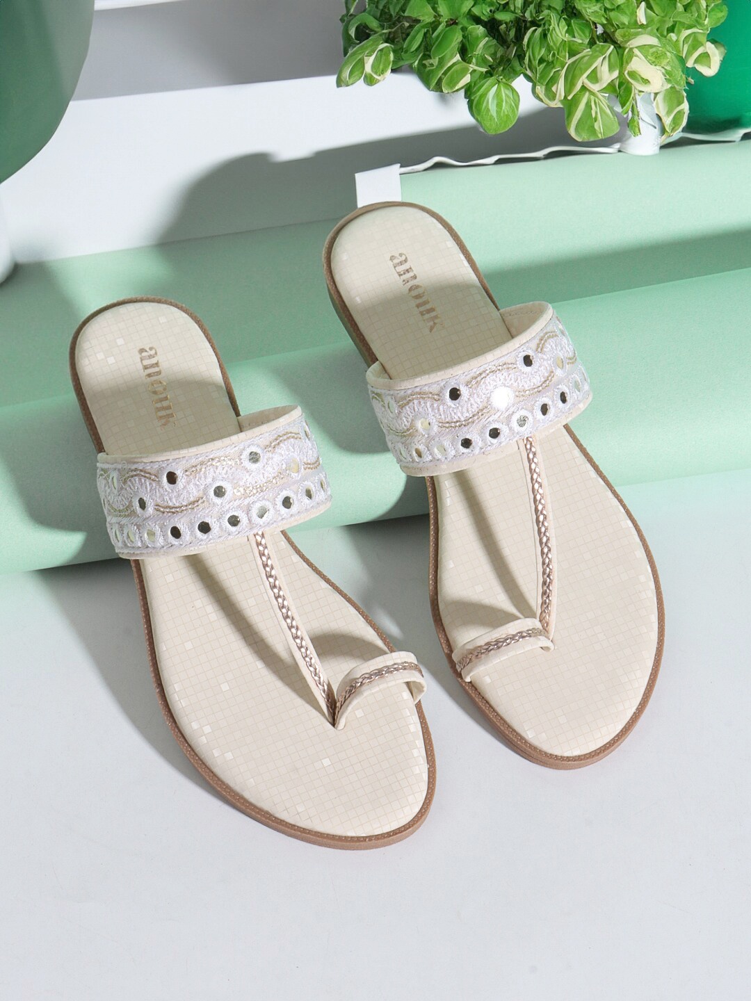 

Anouk Cream-Coloured Embellished One Toe Flats