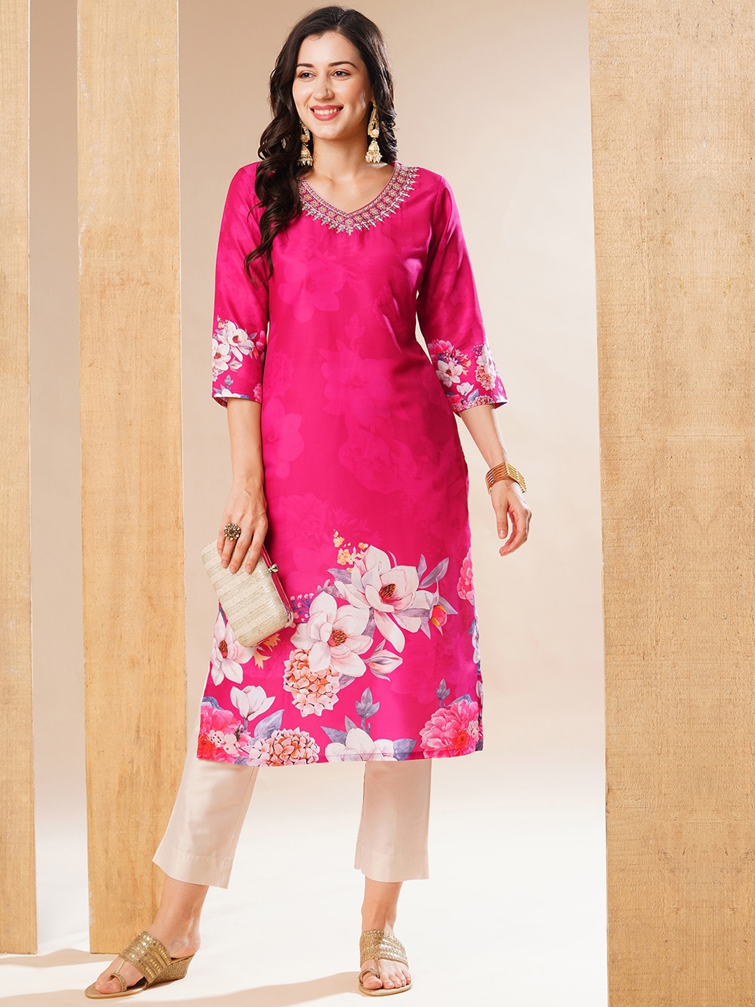 

Globus Floral Embroidered V-Neck Straight Kurta, Pink