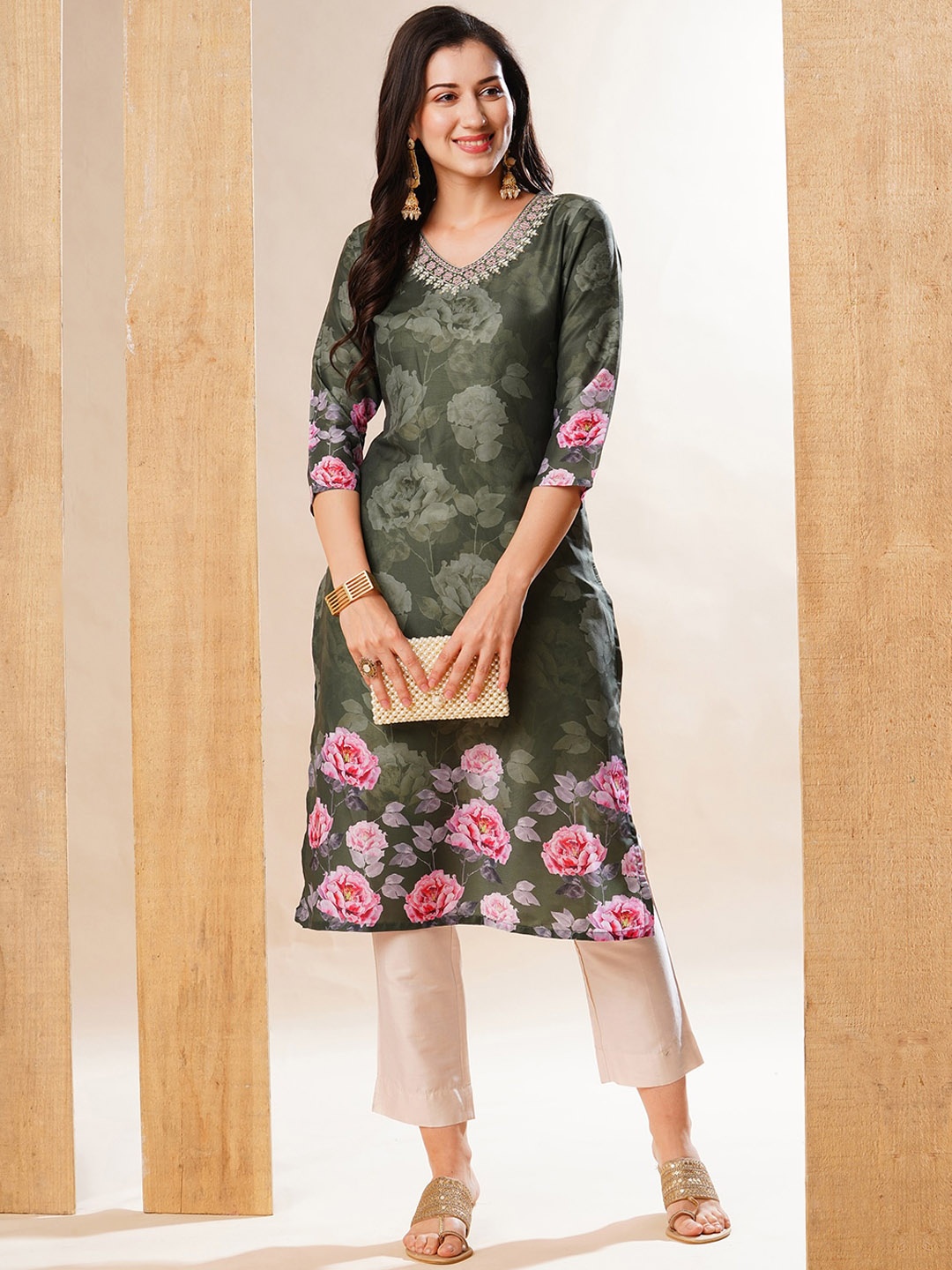

Globus Floral Printed V-Neck Straight Kurta, Green