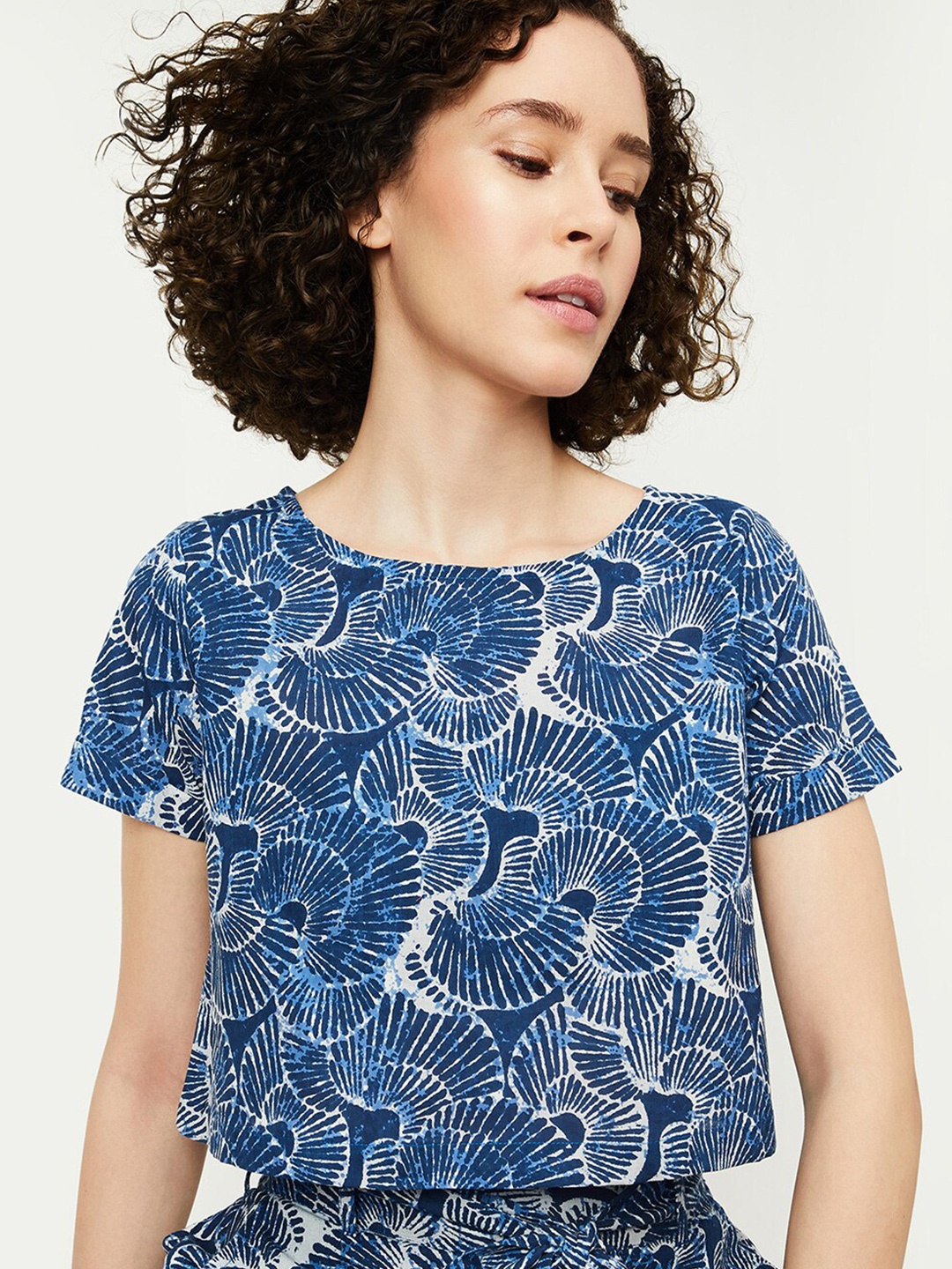

max Abstract Printed Round Neck Short Sleeves Crop Top, Grey