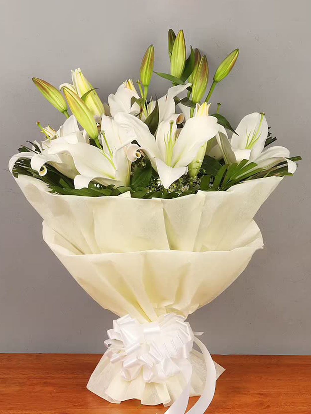 

Floweraura White 6 Pieces Lilies Fresh Flowers Bouquet