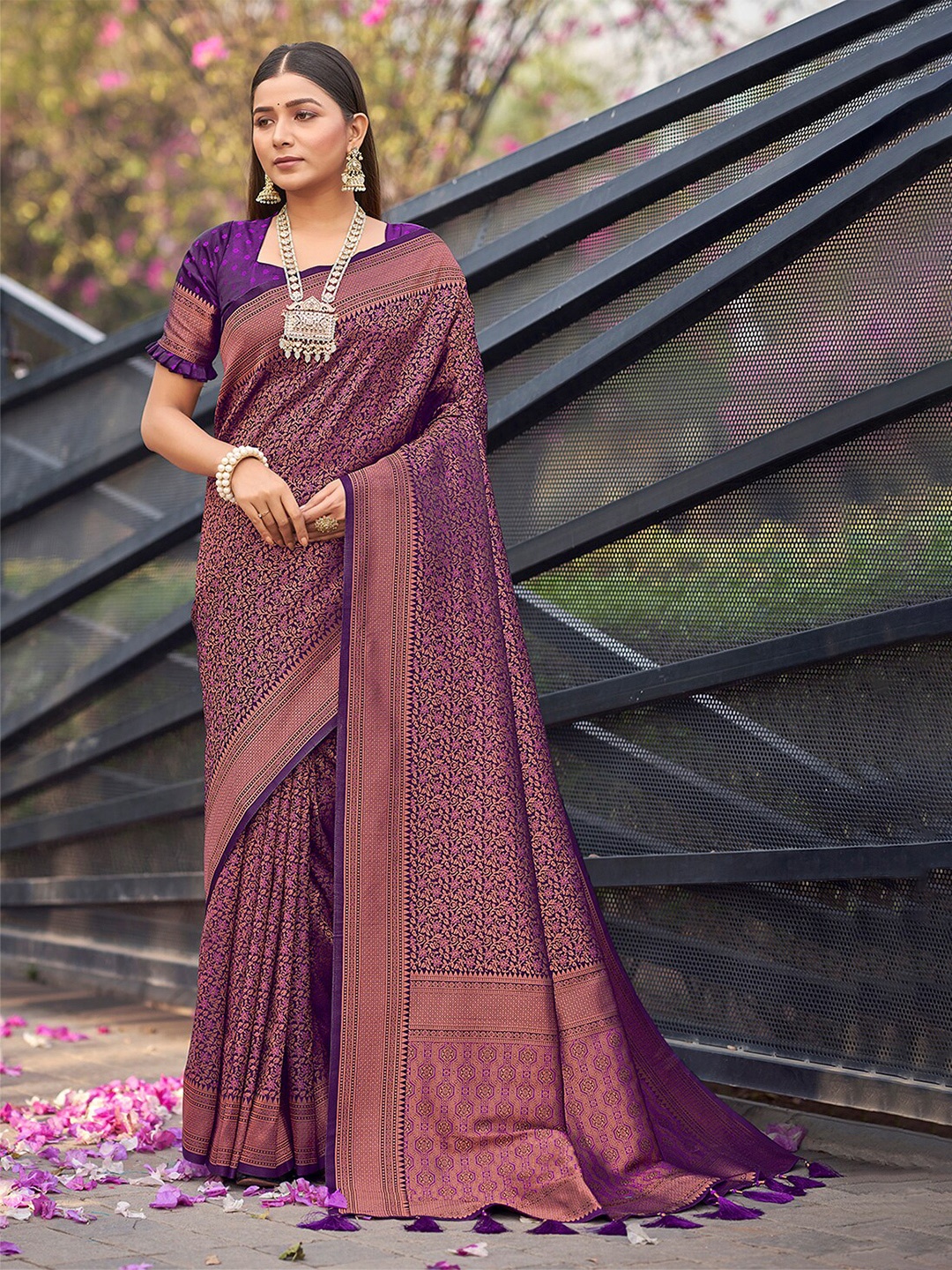 

MONJOLIKA FASHION Woven Design Zari Banarasi Saree, Purple